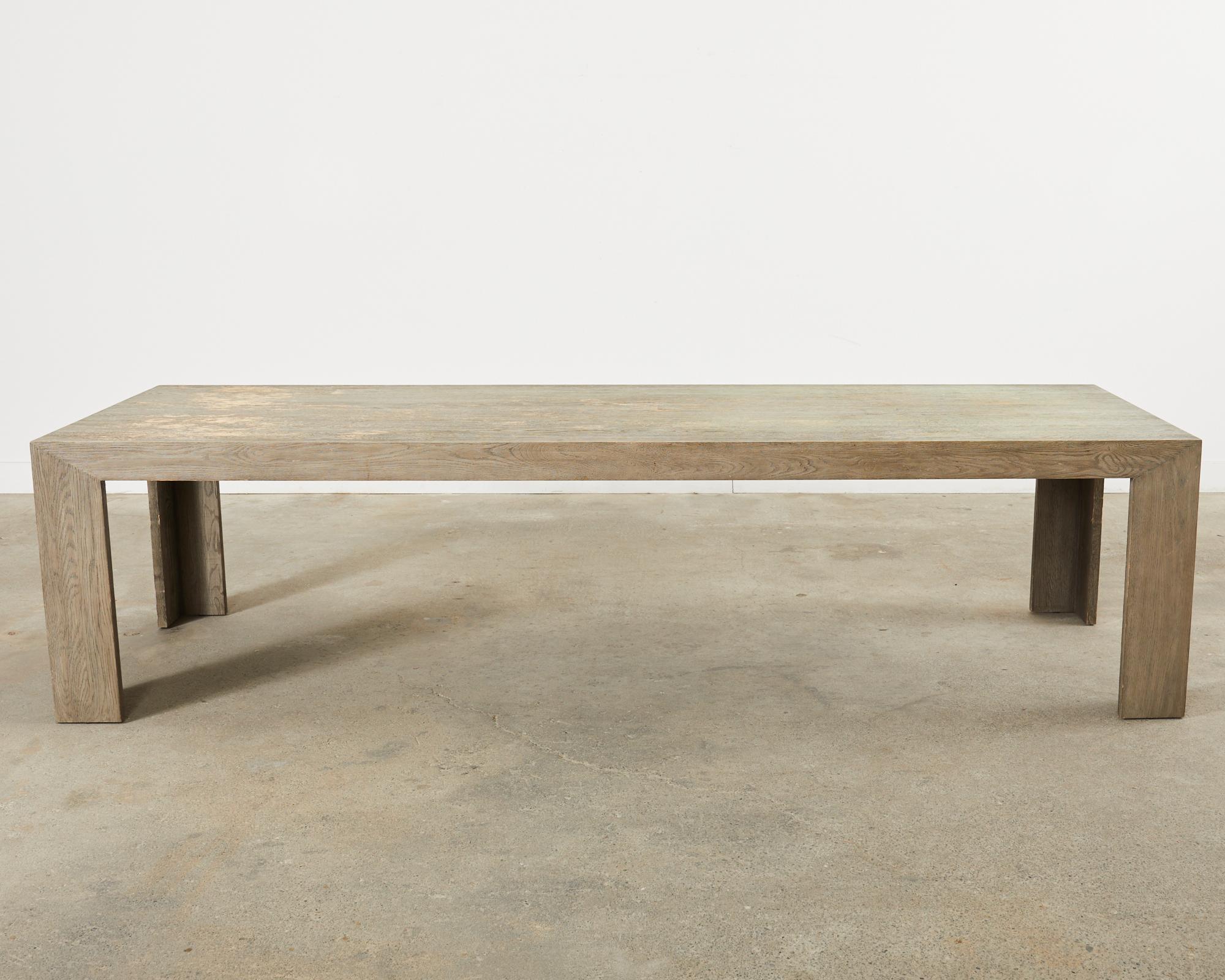 Moderno Tavolo da pranzo rettangolare in stile Parsons in Oak Oak Distressed Cerused in vendita