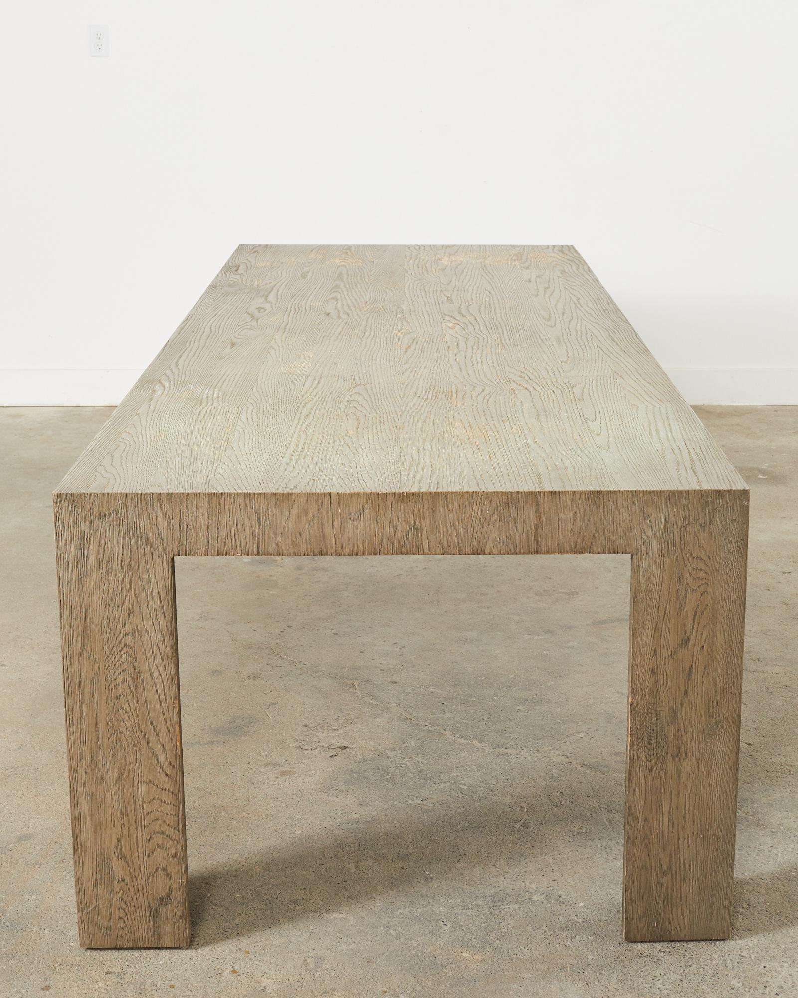 XXI secolo e contemporaneo Tavolo da pranzo rettangolare in stile Parsons in Oak Oak Distressed Cerused in vendita