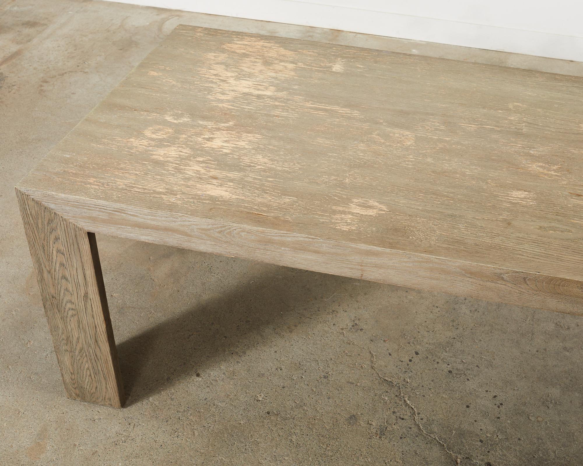 Quercia Tavolo da pranzo rettangolare in stile Parsons in Oak Oak Distressed Cerused in vendita