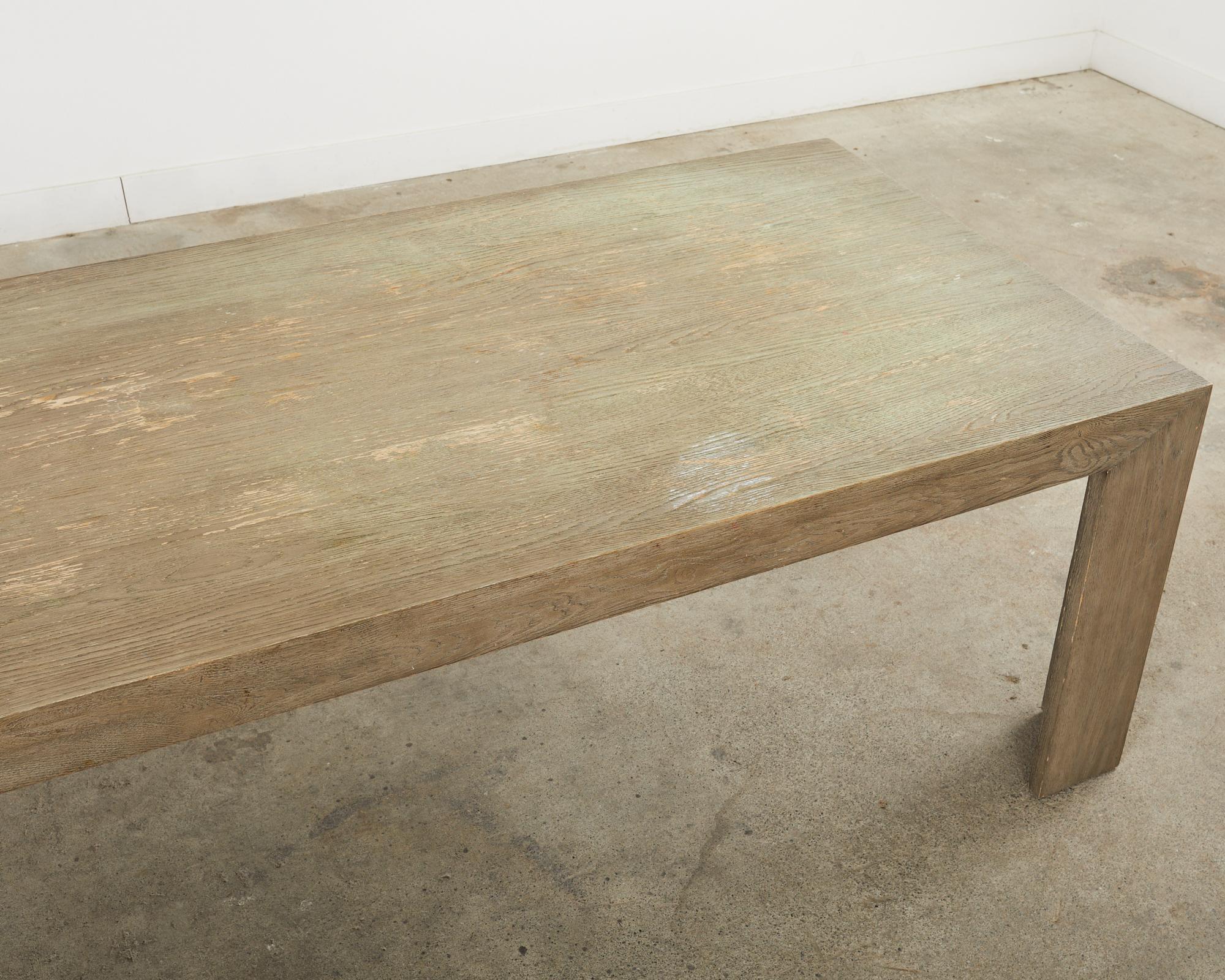 Tavolo da pranzo rettangolare in stile Parsons in Oak Oak Distressed Cerused in vendita 1