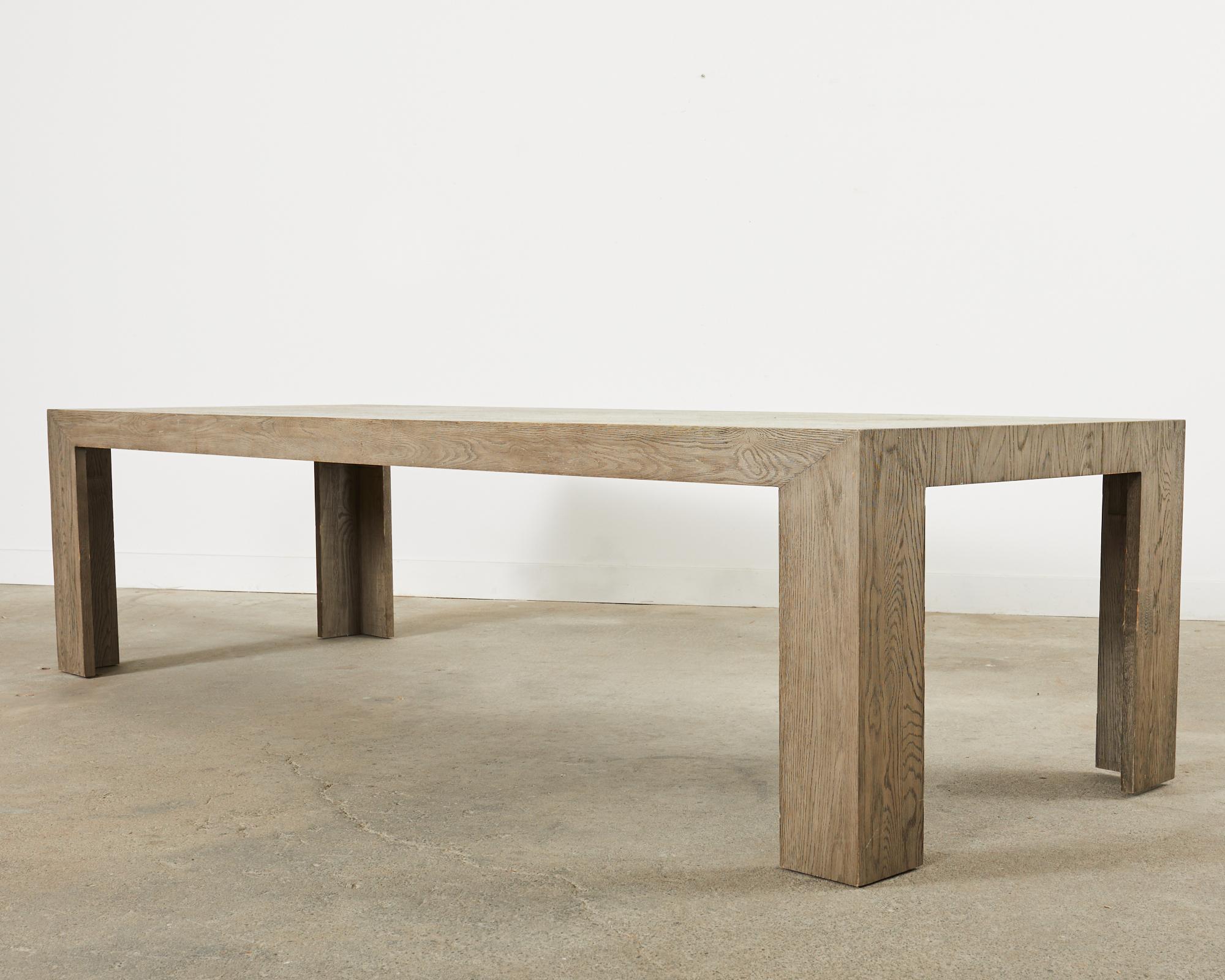 Tavolo da pranzo rettangolare in stile Parsons in Oak Oak Distressed Cerused in vendita 2
