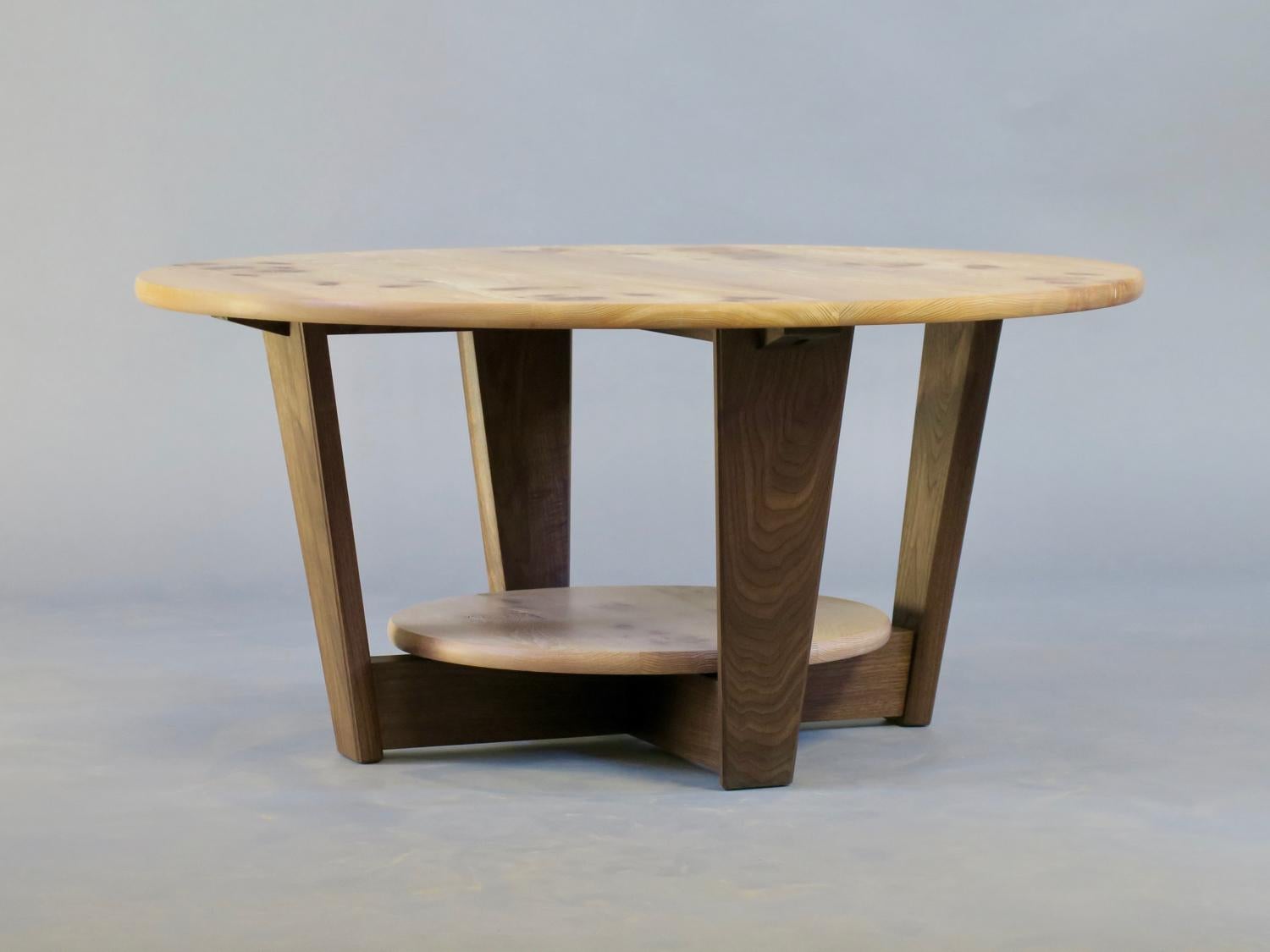 Moderne Table basse en orme cérusé et noyer, Thomas Throop/ Black Creek Designs-en stock en vente