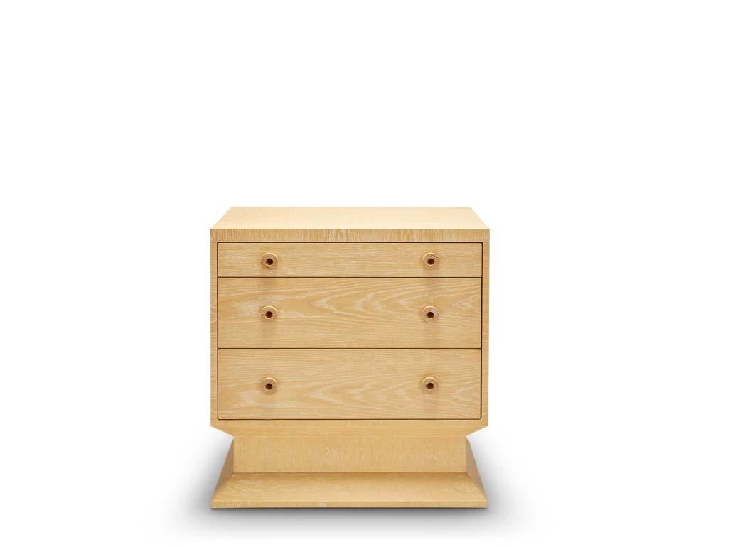 Il comodino Aquidneck fa parte della collezione realizzata in collaborazione con il designer d'interni Brian Paquette e presenta quattro cassetti con pomelli in legno massiccio. Questo pezzo è disponibile nelle esclusive finiture BP for LF e nelle