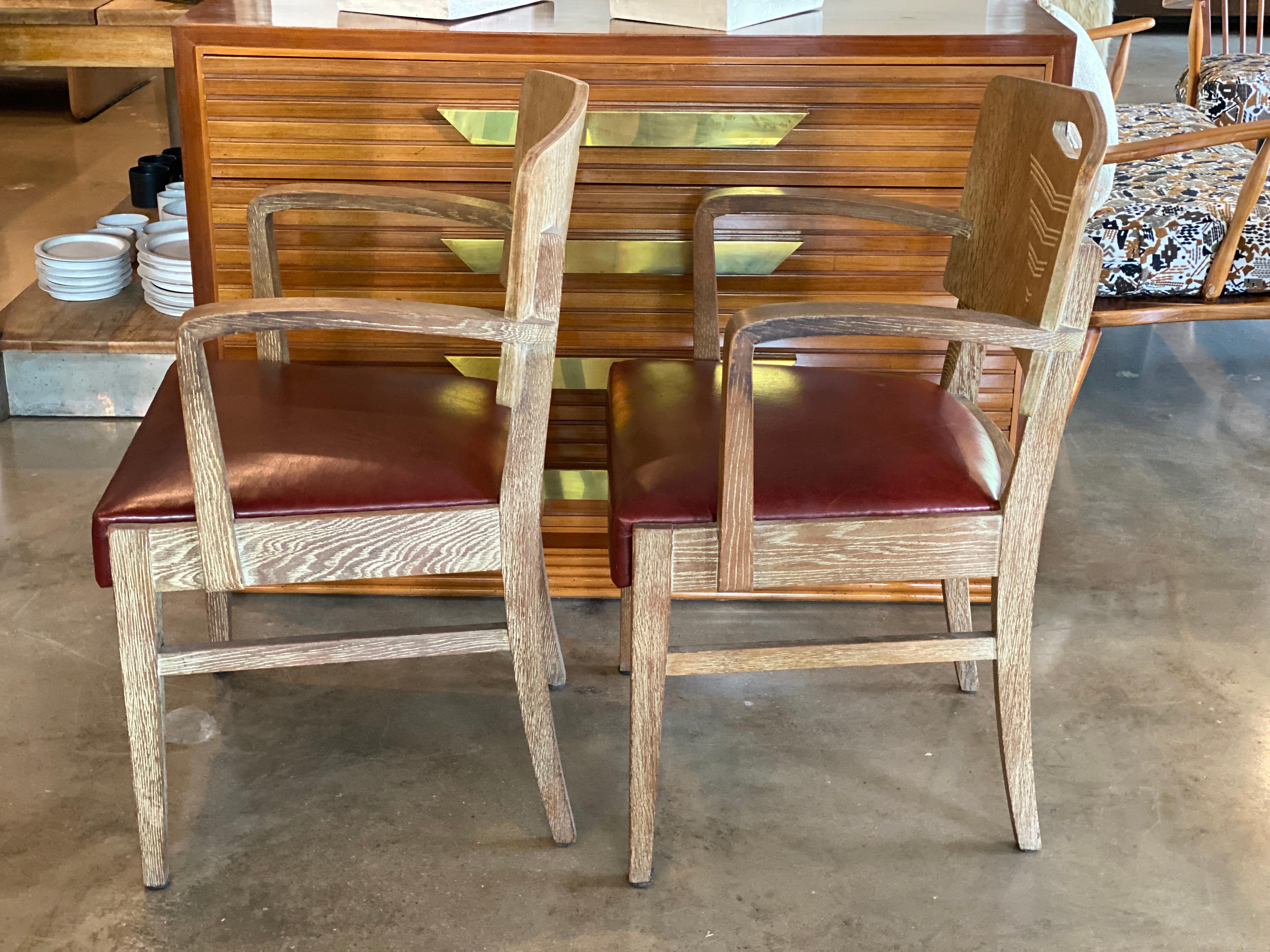 Art déco-Stühle aus gekälktem Eichenholz von Michel Polak:: Belgien:: 1930er Jahre:: Paar im Zustand „Gut“ im Angebot in Austin, TX