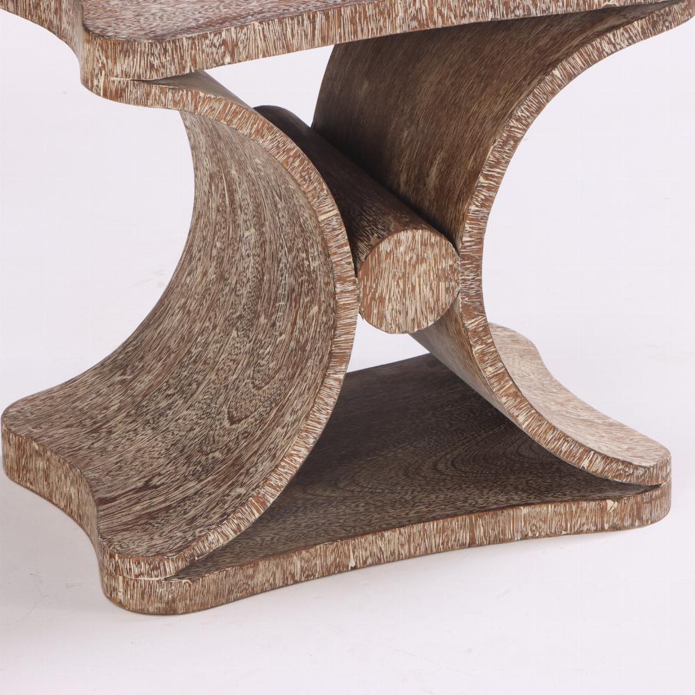 Avec un plateau et une base en forme reliés par des supports concaves flanquant un cylindre central, cette pièce neutre et polyvalente peut être utilisée comme banc ou comme table d'appoint pour ajouter du mouvement à votre espace. Deux disponibles. 