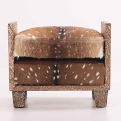 Bench aus gekälktem Eichenholz mit Hirschfellpolsterung und Hirschfellpolsterung, in der Art von Jean-Michel Frank.