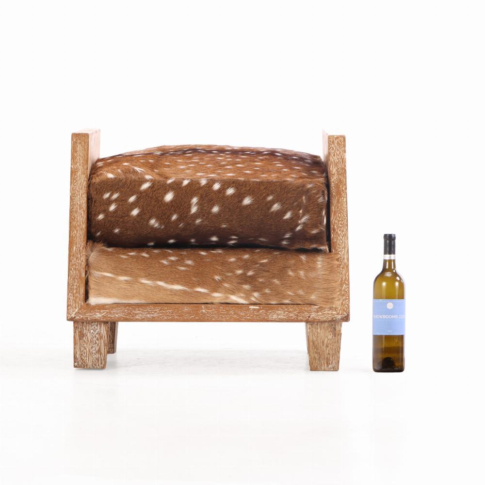 Ce banc a un aspect naturel et neutre grâce à la combinaison du chêne et du cuir. Le cadre provient d'un hôtel de Buenos Aires, en Argentine, C.I.C. 2010. Le rembourrage est neuf - il n'a jamais été utilisé.
