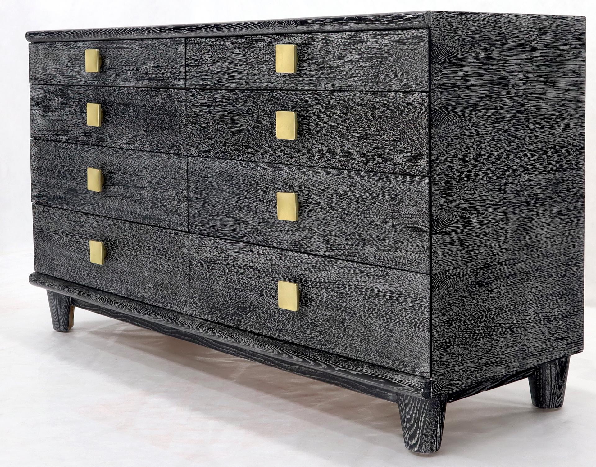 Mid-Century Modern Commode huit tiroirs en chêne cérusé noir et blanc avec poignées en laiton en vente