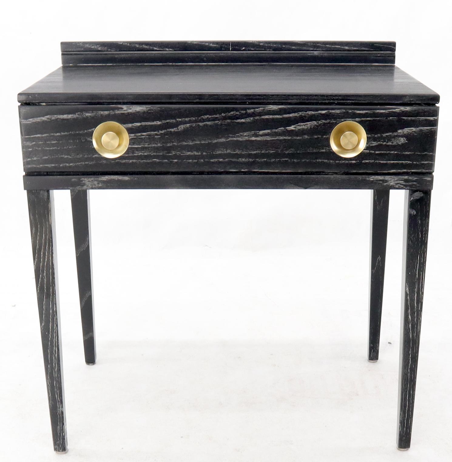Tavolino da scrivania o consolle in rovere cerato del Mid-Century Modern con tiranti rotondi in ottone massiccio.