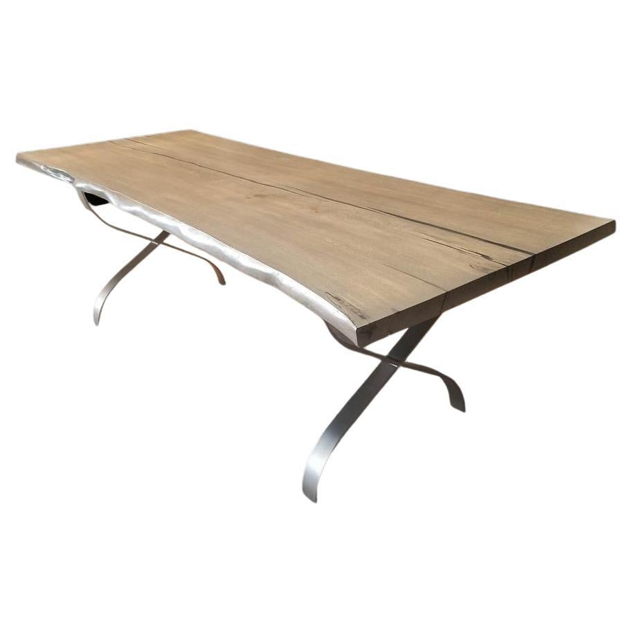 Table de salle à manger moderne en chêne cérusé à bord vif avec pieds en acier