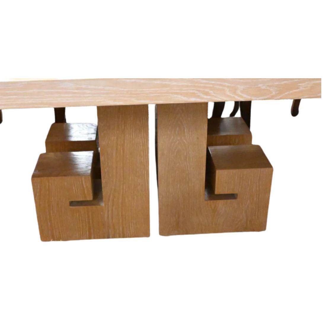 Cette élégante table de salle à manger, inspirée du style emblématique de James Mont, respire la sophistication et l'intemporalité. Fabriquée en chêne cérusé, la table présente une finition magnifiquement texturée qui met en valeur le grain naturel