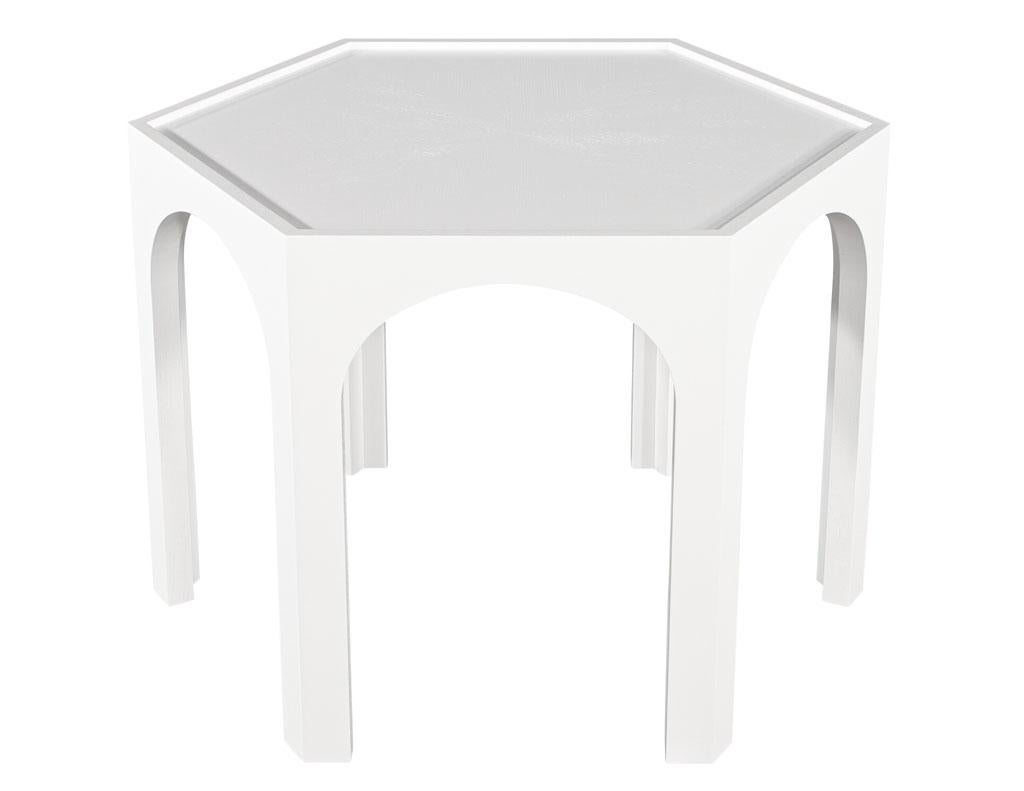 Cerused Oak modernes Sechseck Mitte Halle Foyer Tisch weiß lackiert. Moderner sechseckiger Tisch mit einer schönen Platte aus kerosiertem Eichenholz, die mit einem weißen Designerlack überzogen ist. In den USA hergestellt und von den
