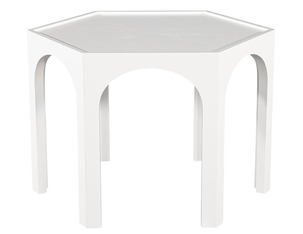 Moderne Table d'entrée hexagonale moderne en chêne cérusé avec plateau central en laque blanche en vente