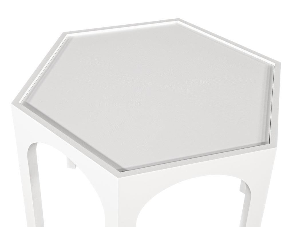 Américain Table d'entrée hexagonale moderne en chêne cérusé avec plateau central en laque blanche en vente