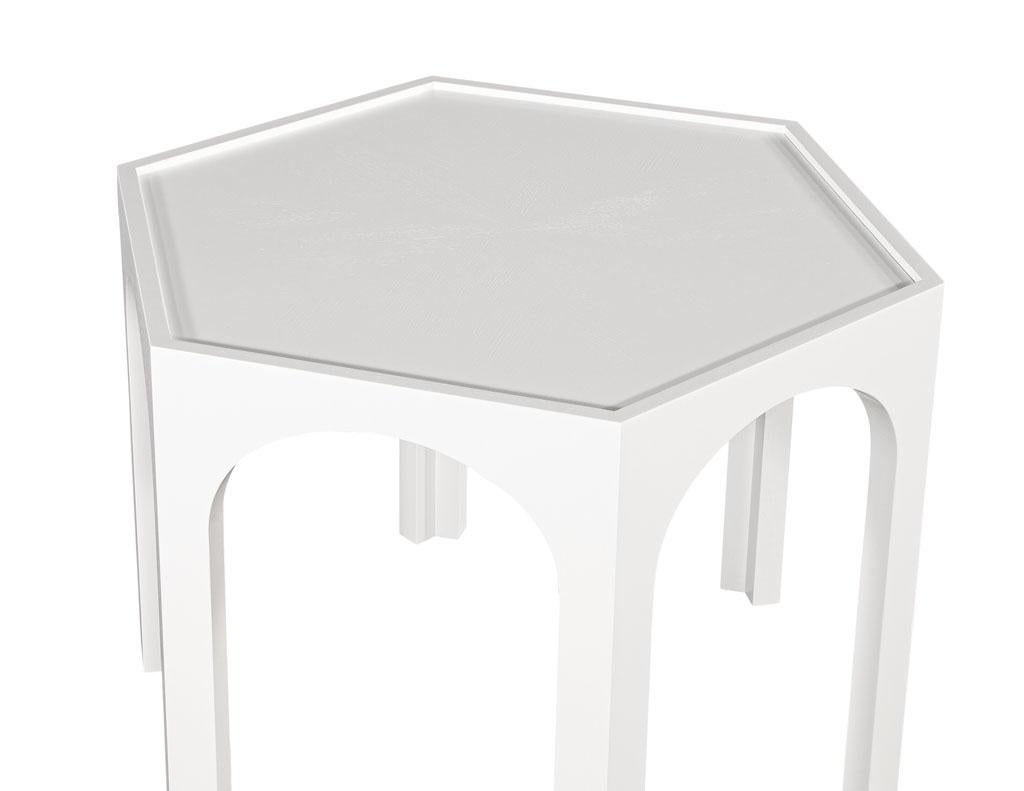 Moderner sechseckiger Flur-Tisch aus gekälktem Eichenholz, weiß lackiert (amerikanisch) im Angebot