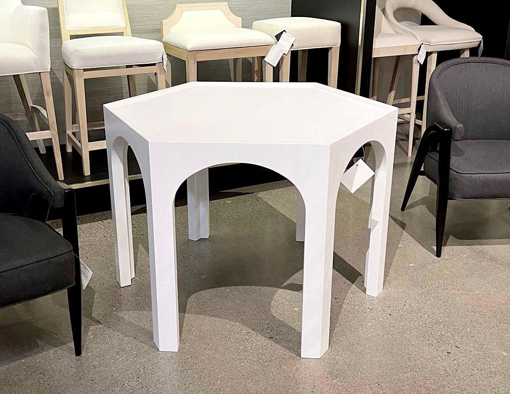 Table d'entrée hexagonale moderne en chêne cérusé avec plateau central en laque blanche en vente 1