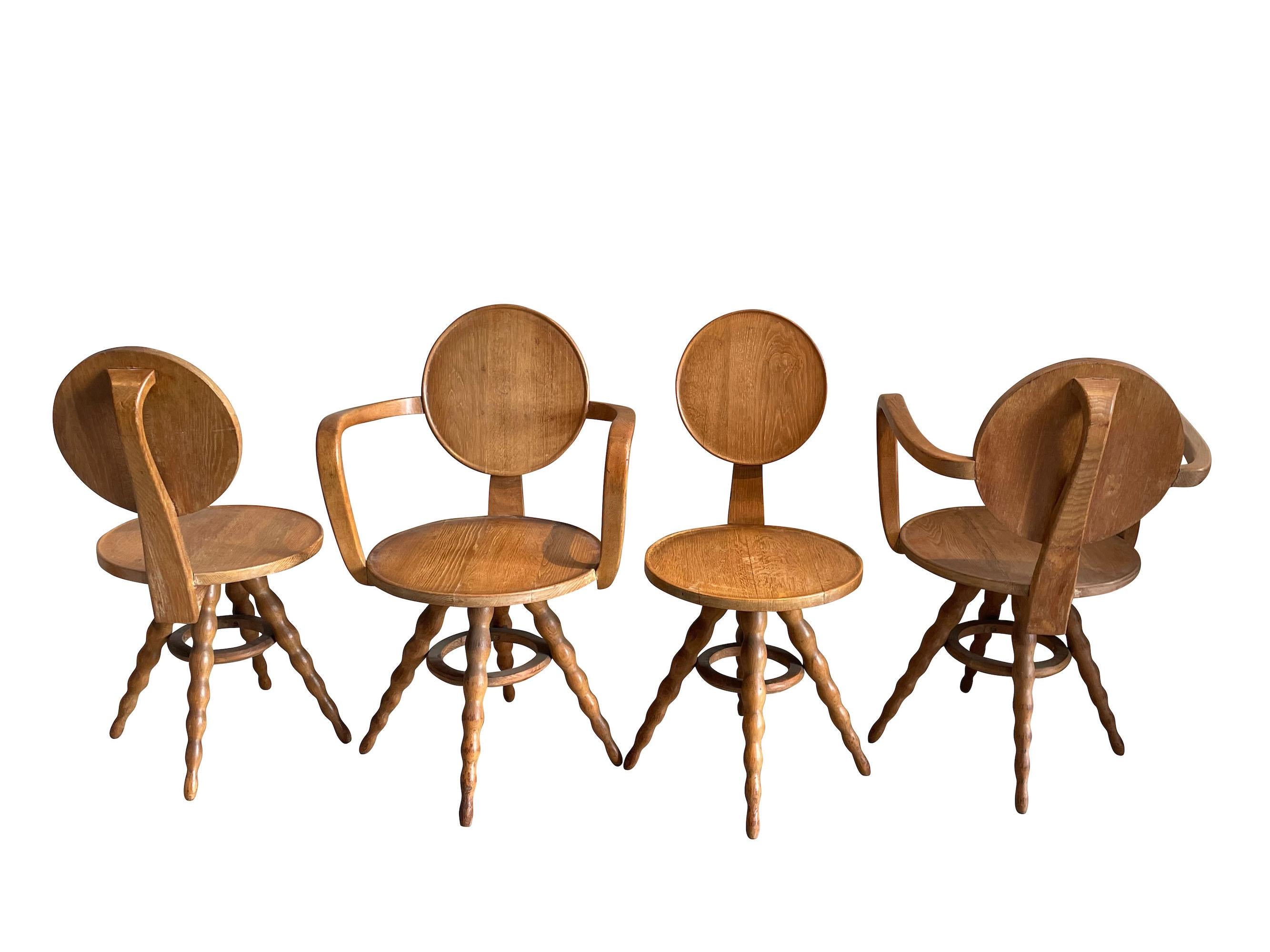 Ensemble de quatre chaises de salle à manger et d'une table carrée de Victor Courtray, datant des années 1940.
Deux chaises avec accoudoirs et deux sans accoudoirs.
Dossier et assise en forme de palette.
Un design très sculptural.
Pieds en forme de