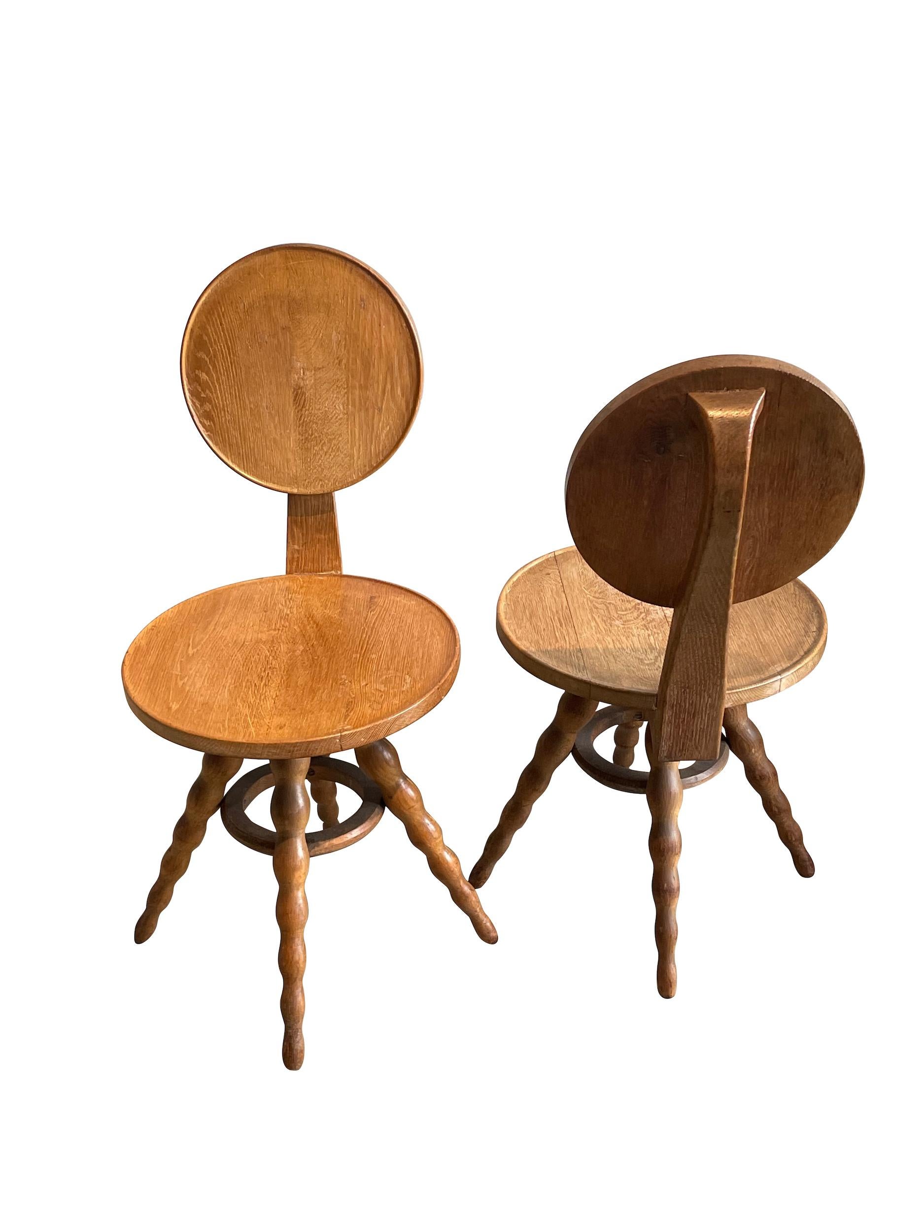 Français Ensemble de quatre chaises et tables de salle à manger Victor Courtray en chêne cérusé, France, années 1940 en vente