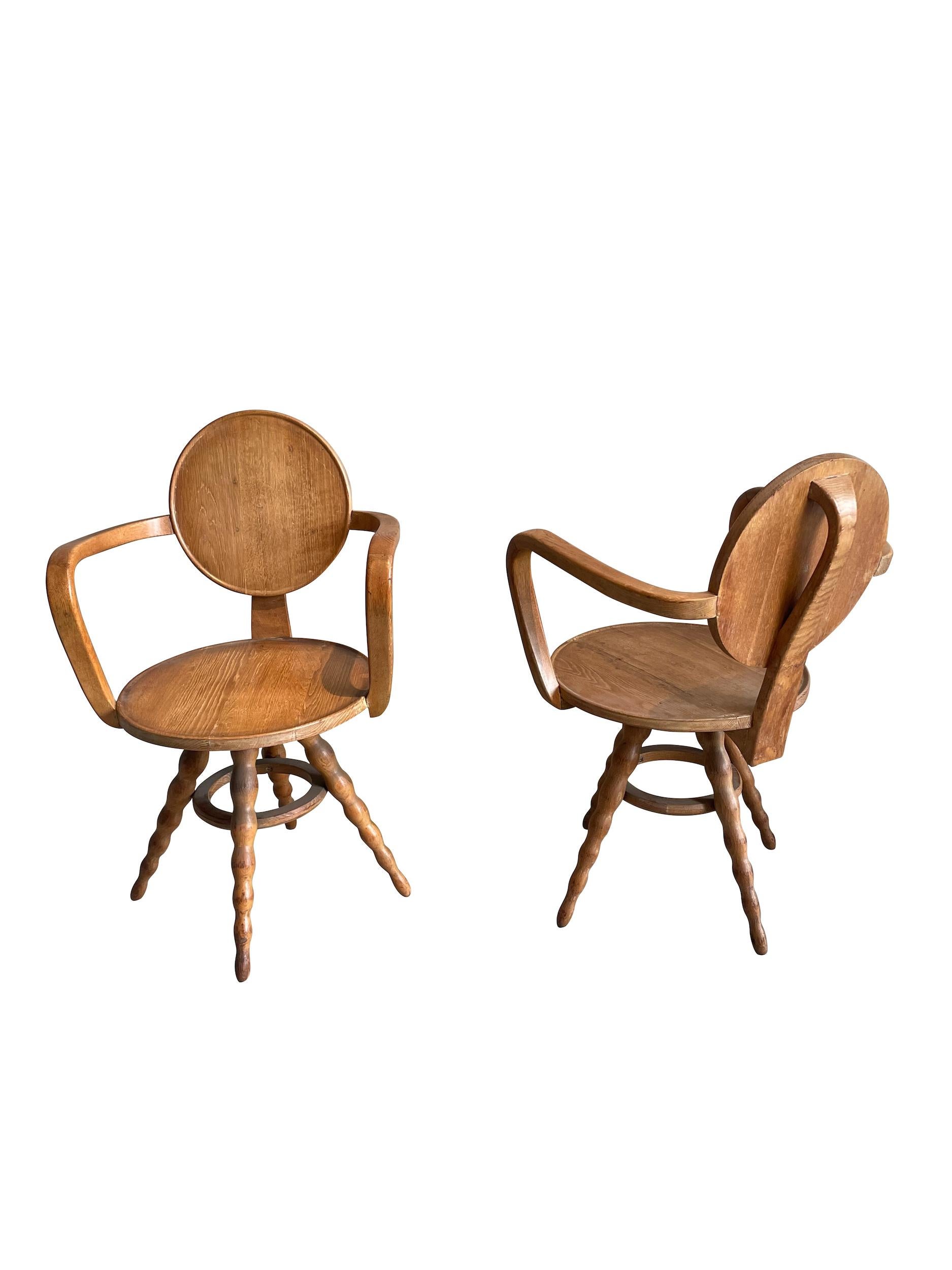 Cérusé Ensemble de quatre chaises et tables de salle à manger Victor Courtray en chêne cérusé, France, années 1940 en vente
