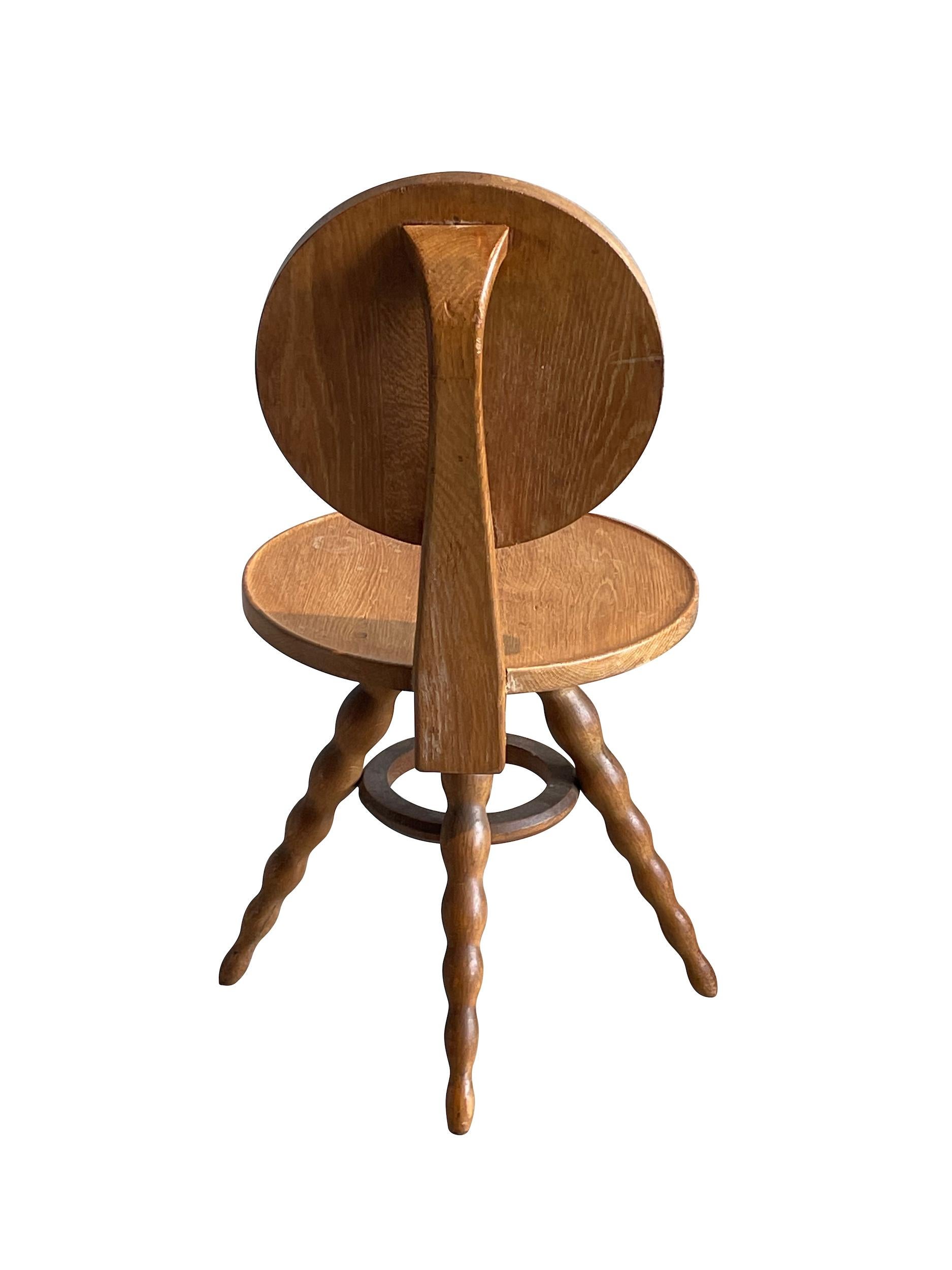 Ensemble de quatre chaises et tables de salle à manger Victor Courtray en chêne cérusé, France, années 1940 Bon état - En vente à New York, NY