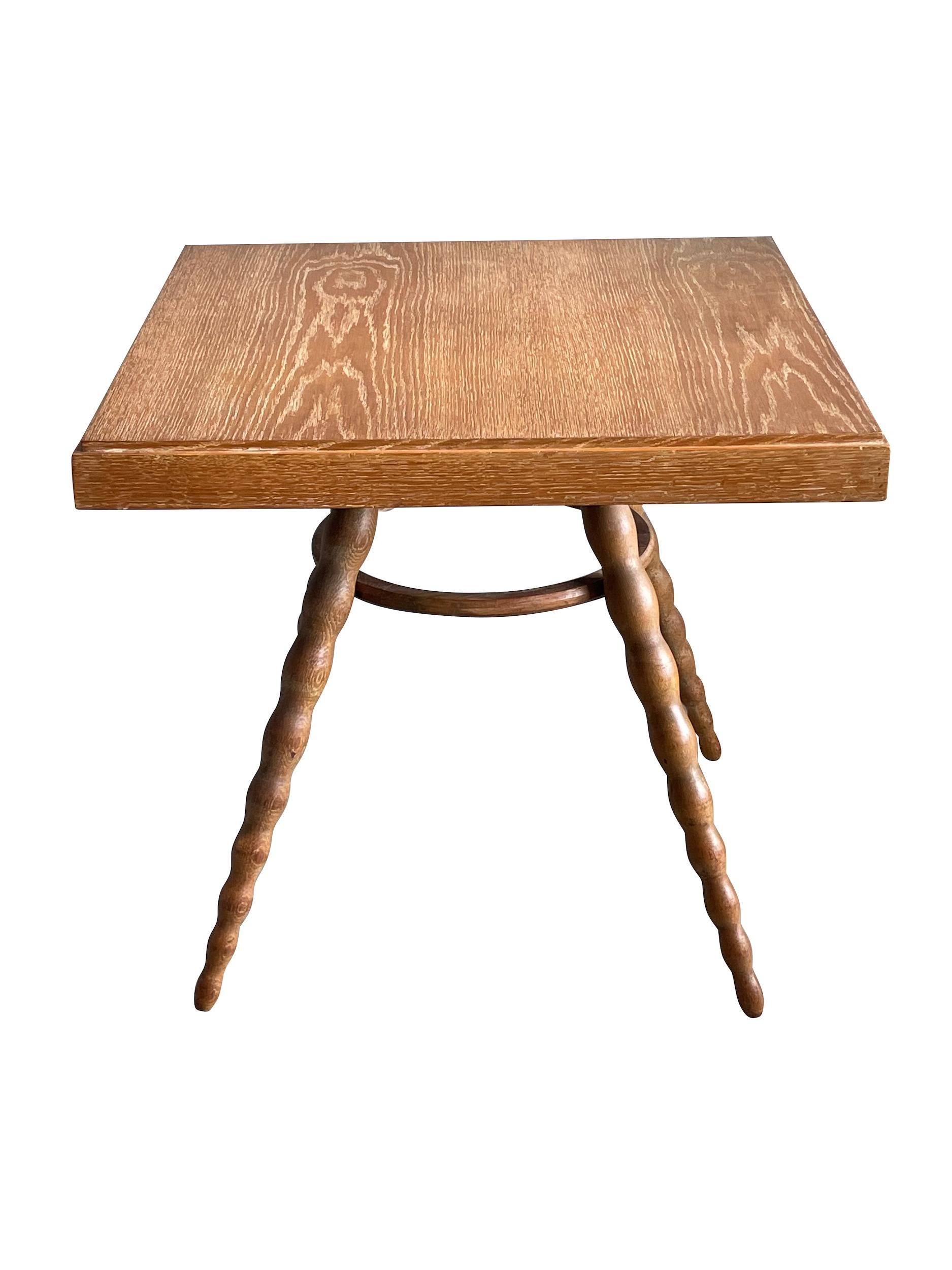 Milieu du XXe siècle Ensemble de quatre chaises et tables de salle à manger Victor Courtray en chêne cérusé, France, années 1940 en vente