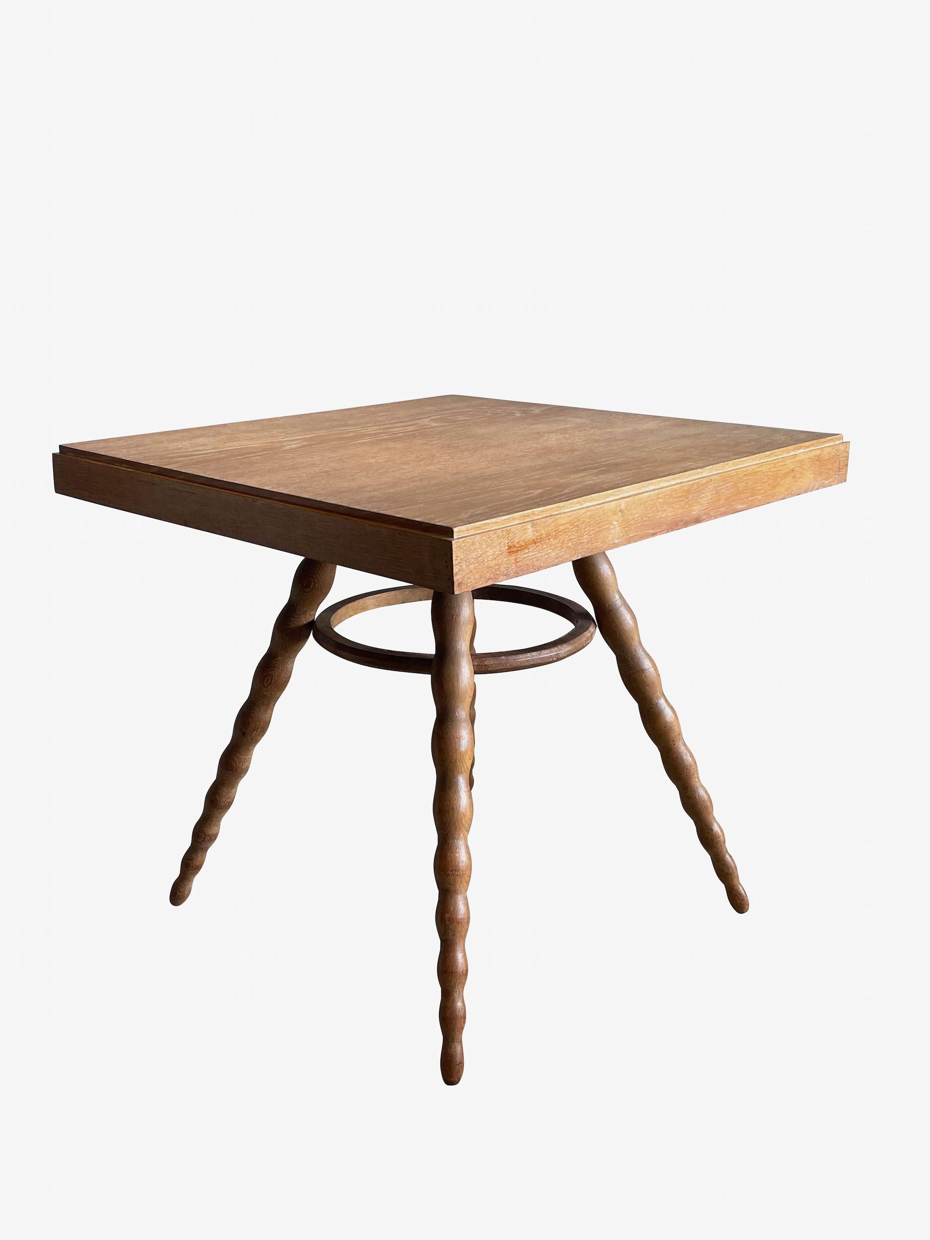 Chêne Ensemble de quatre chaises et tables de salle à manger Victor Courtray en chêne cérusé, France, années 1940 en vente