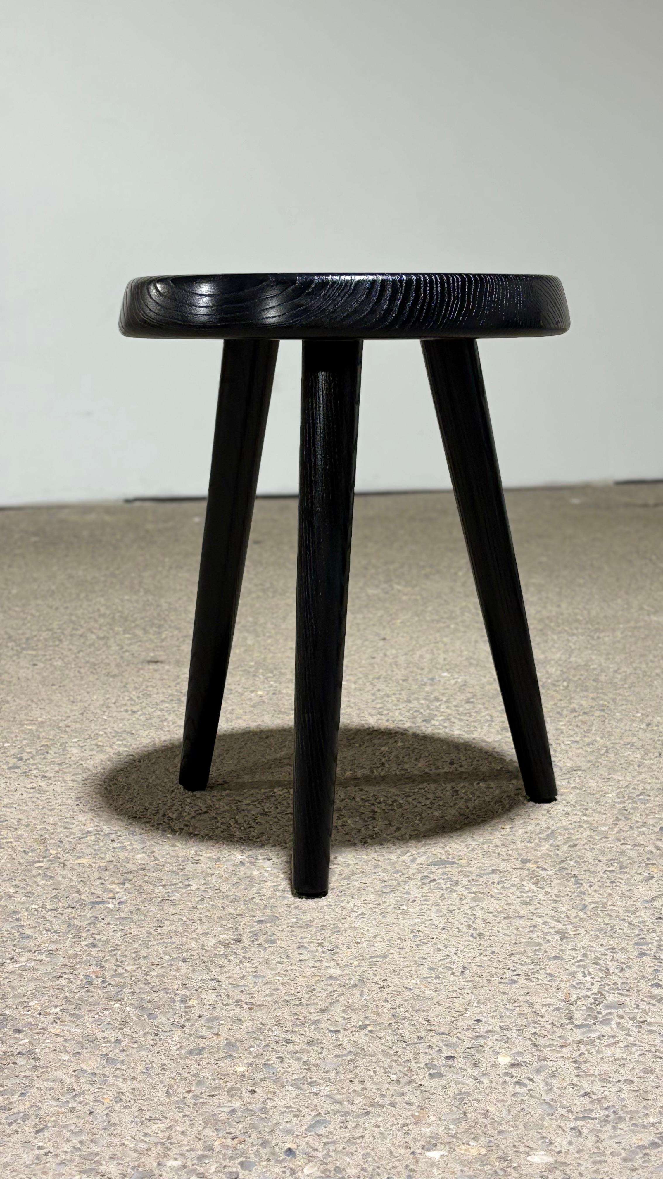 Cerused Oak Hocker im Stil von Charlotte Perriand im Zustand „Hervorragend“ im Angebot in Philadelphia, PA