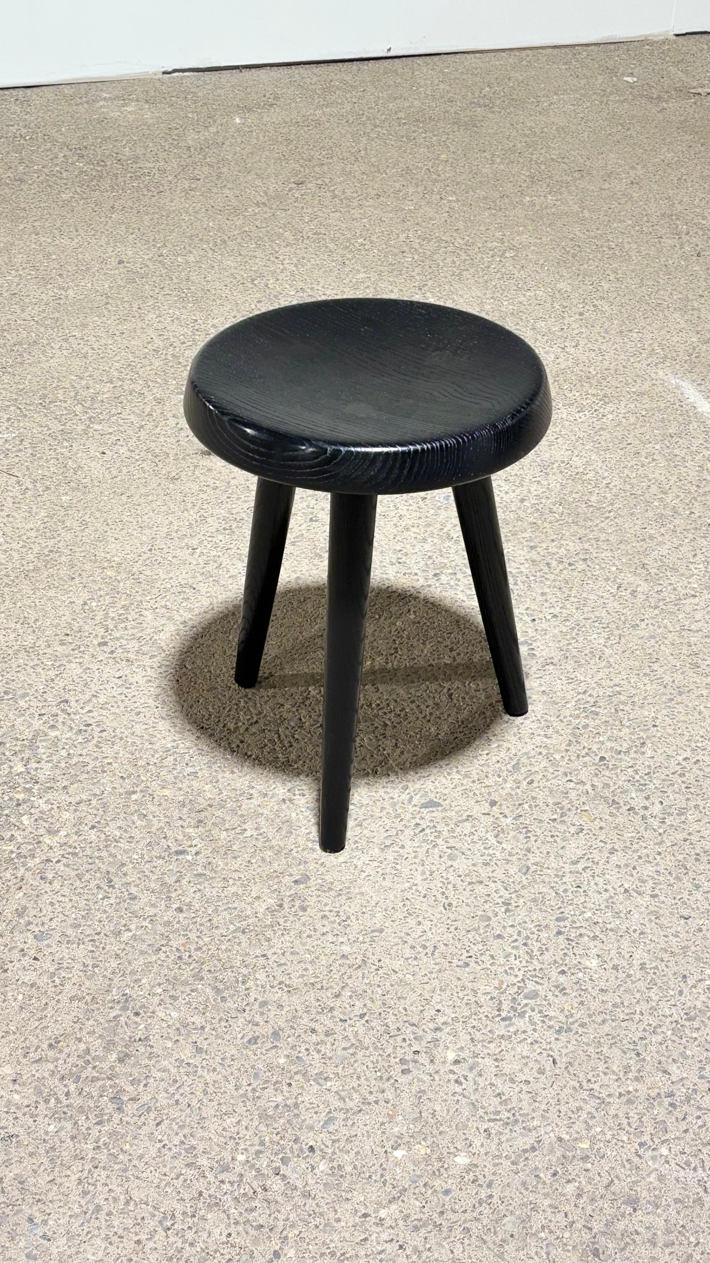 Cerused Oak Hocker im Stil von Charlotte Perriand (21. Jahrhundert und zeitgenössisch) im Angebot