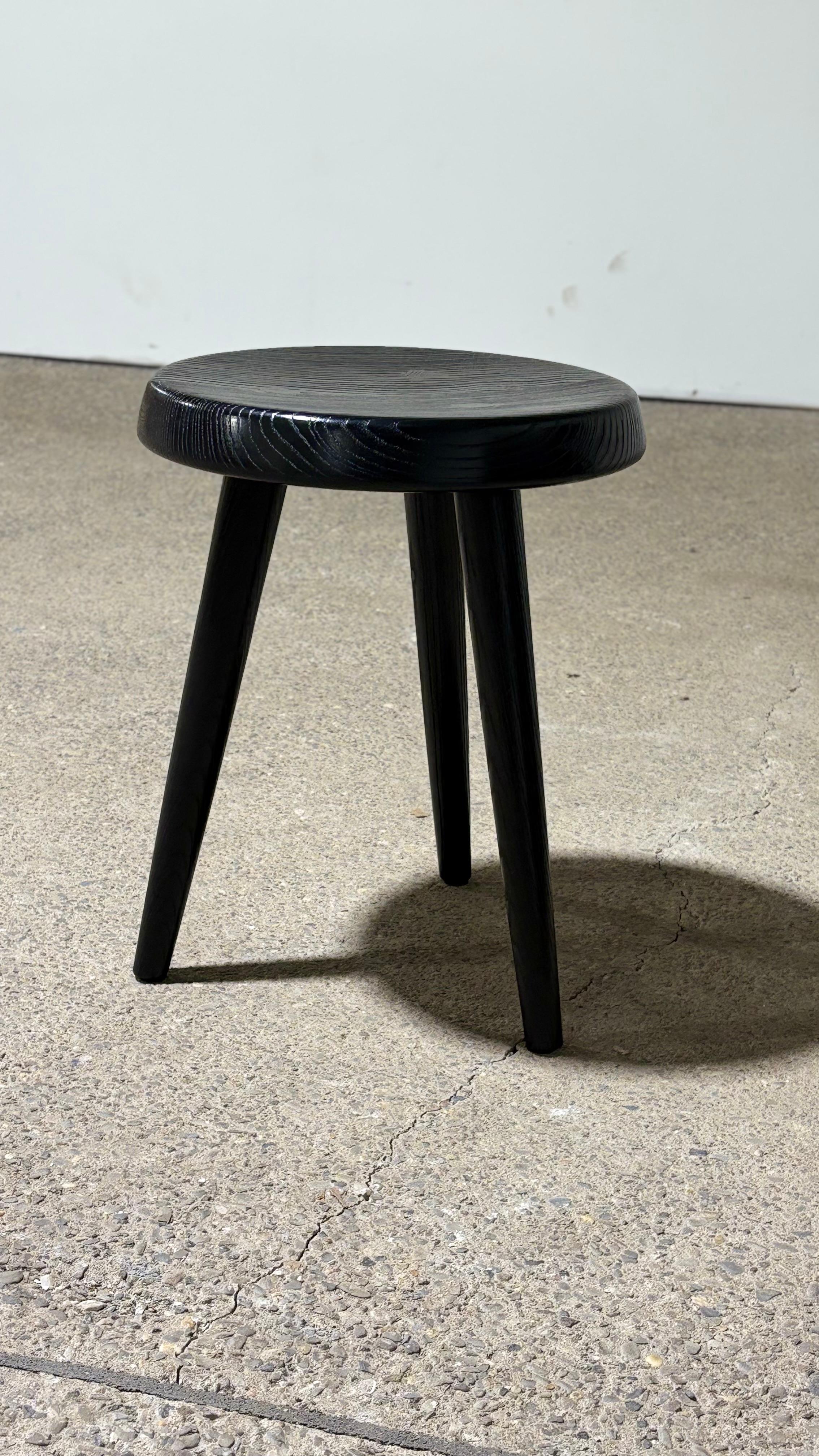 Cerused Oak Hocker im Stil von Charlotte Perriand (Eichenholz) im Angebot