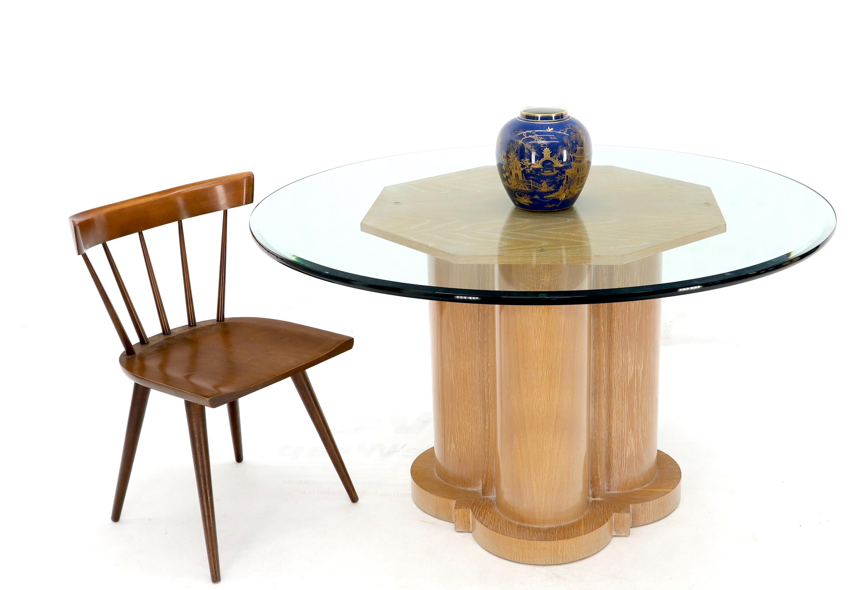 Table de salle à manger en verre en chêne perlé, de style moderne du milieu du siècle, sur une base en forme de feuille de trèfle. Mesures : 3/4