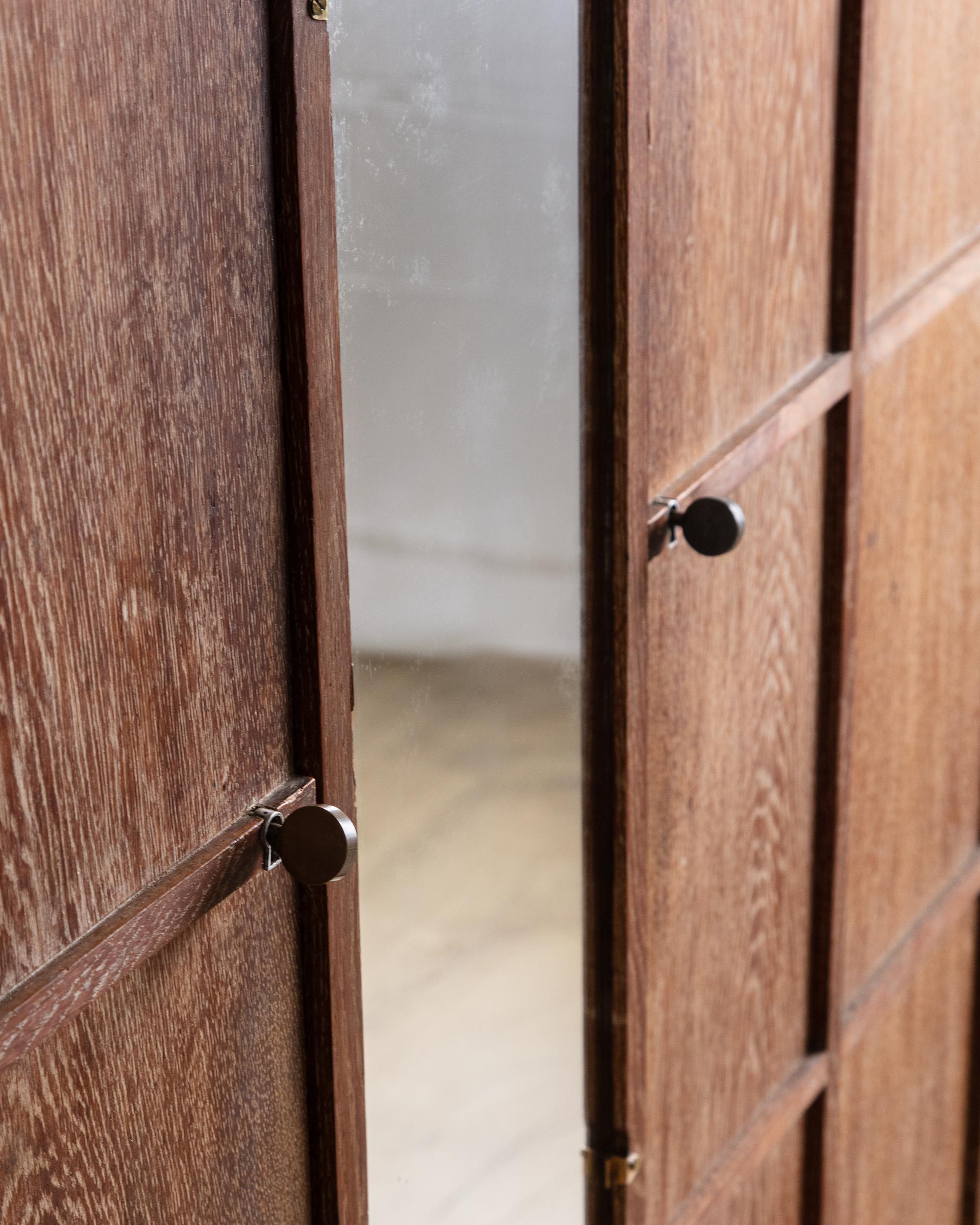 Zweitüriger Schrank aus keramischer Eiche mit Spiegel, Manier of Jaques Adnet, Frankreich, 1940er Jahre im Angebot 8