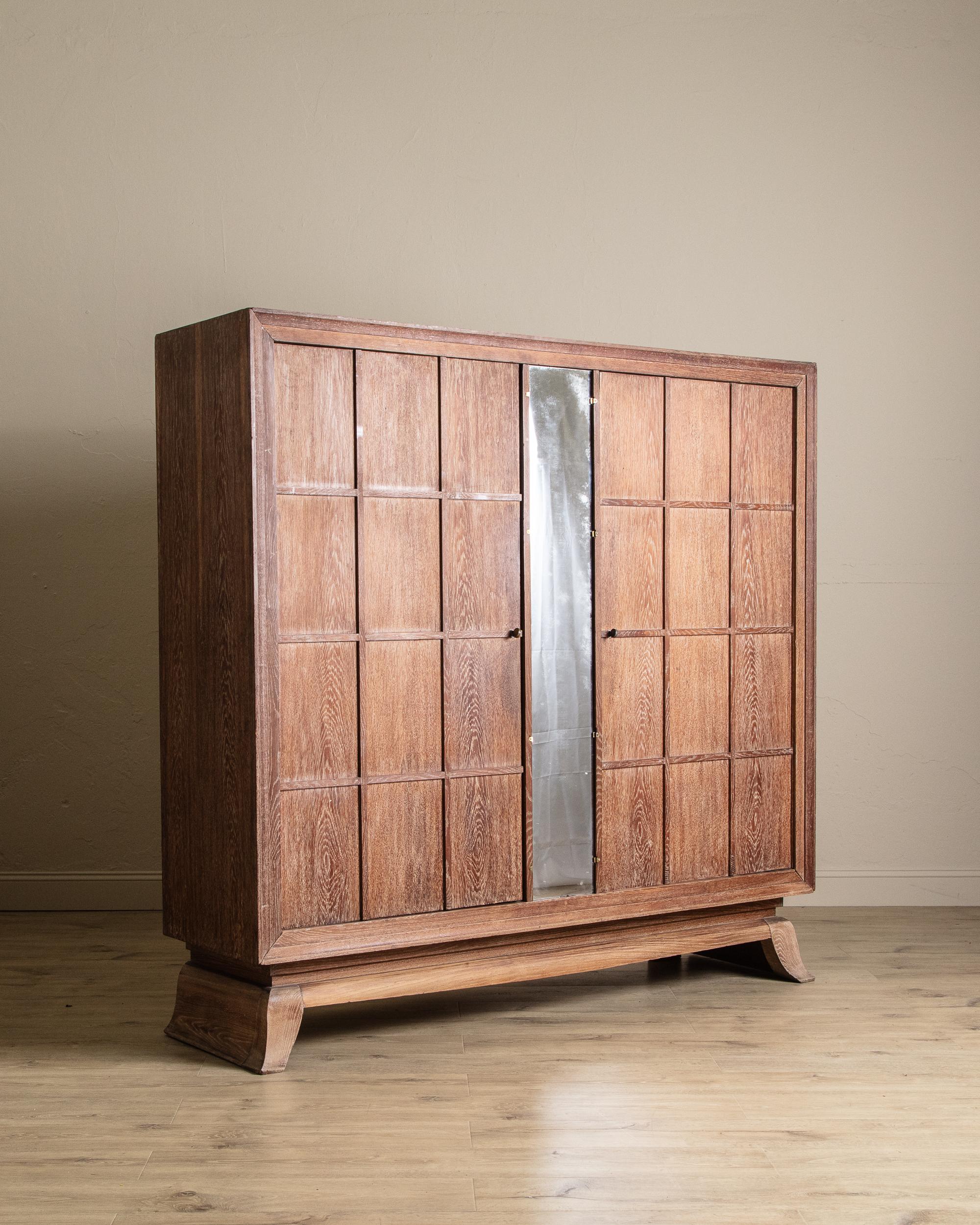 Zweitüriger Schrank aus keramischer Eiche mit Spiegel, Manier of Jaques Adnet, Frankreich, 1940er Jahre (Art déco) im Angebot