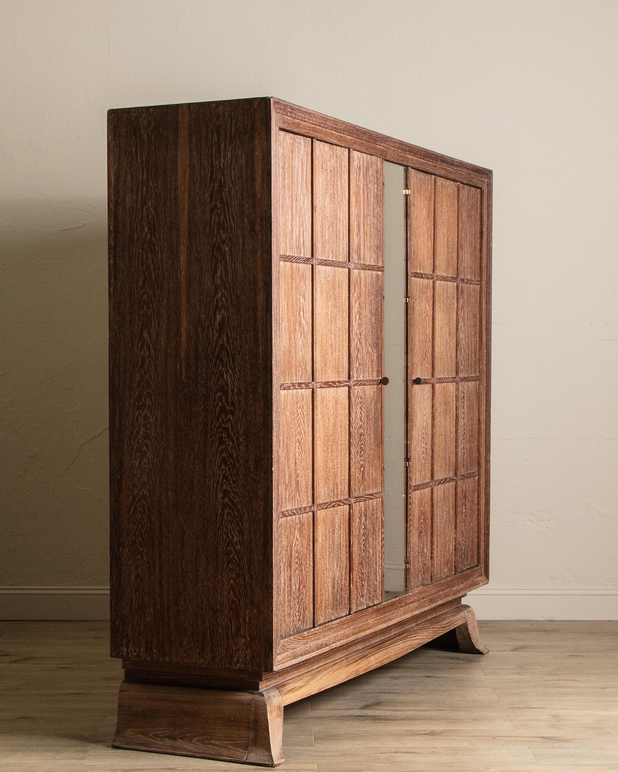 Zweitüriger Schrank aus keramischer Eiche mit Spiegel, Manier of Jaques Adnet, Frankreich, 1940er Jahre (Gekälkt) im Angebot