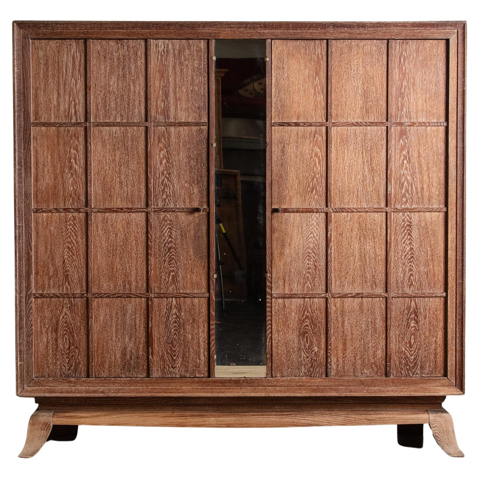 Zweitüriger Schrank aus keramischer Eiche mit Spiegel, Manier of Jaques Adnet, Frankreich, 1940er Jahre im Angebot