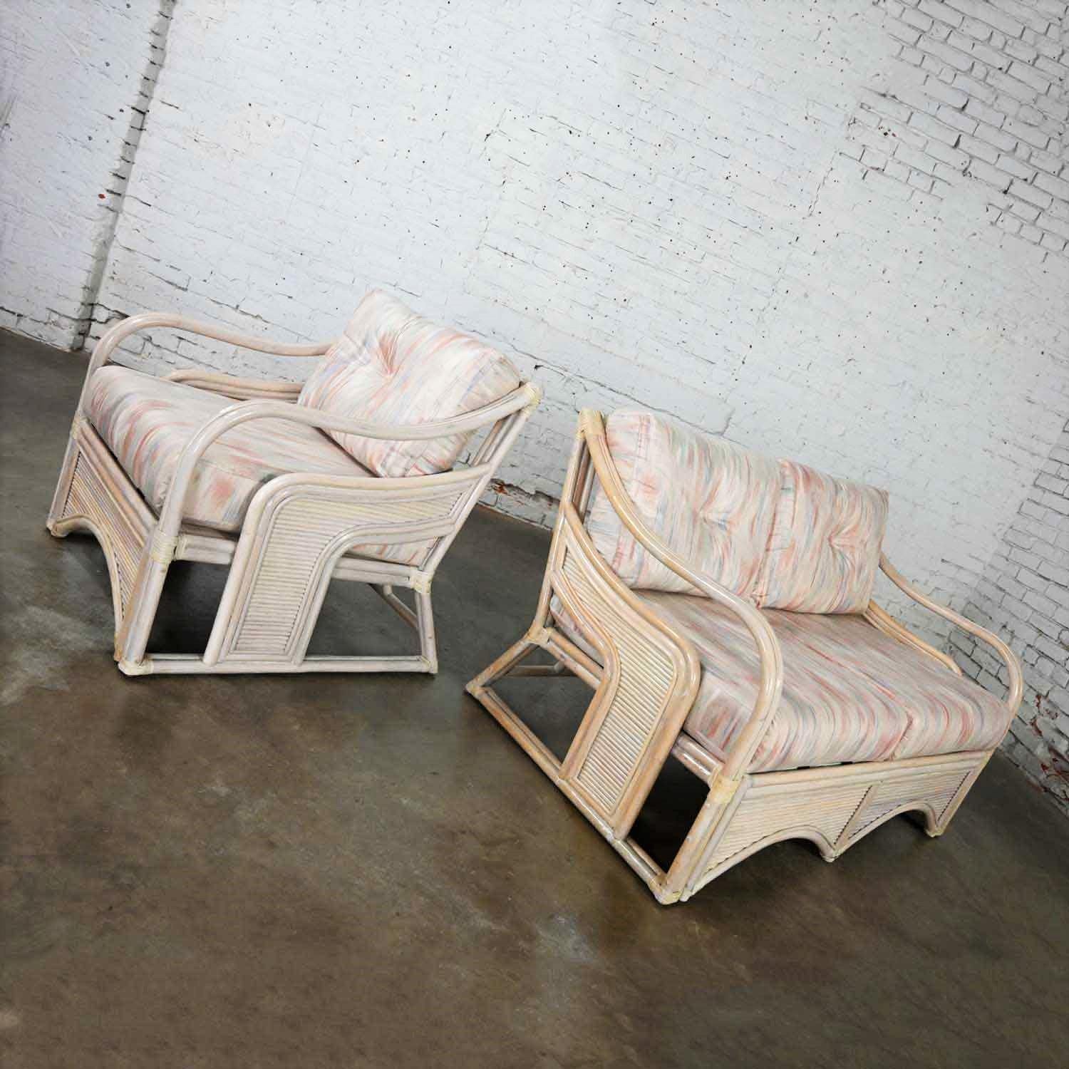Love Seat & Lounge Chair aus geflochtenem Rattan mit Schilfrohr, Organische Moderne (Unbekannt) im Angebot