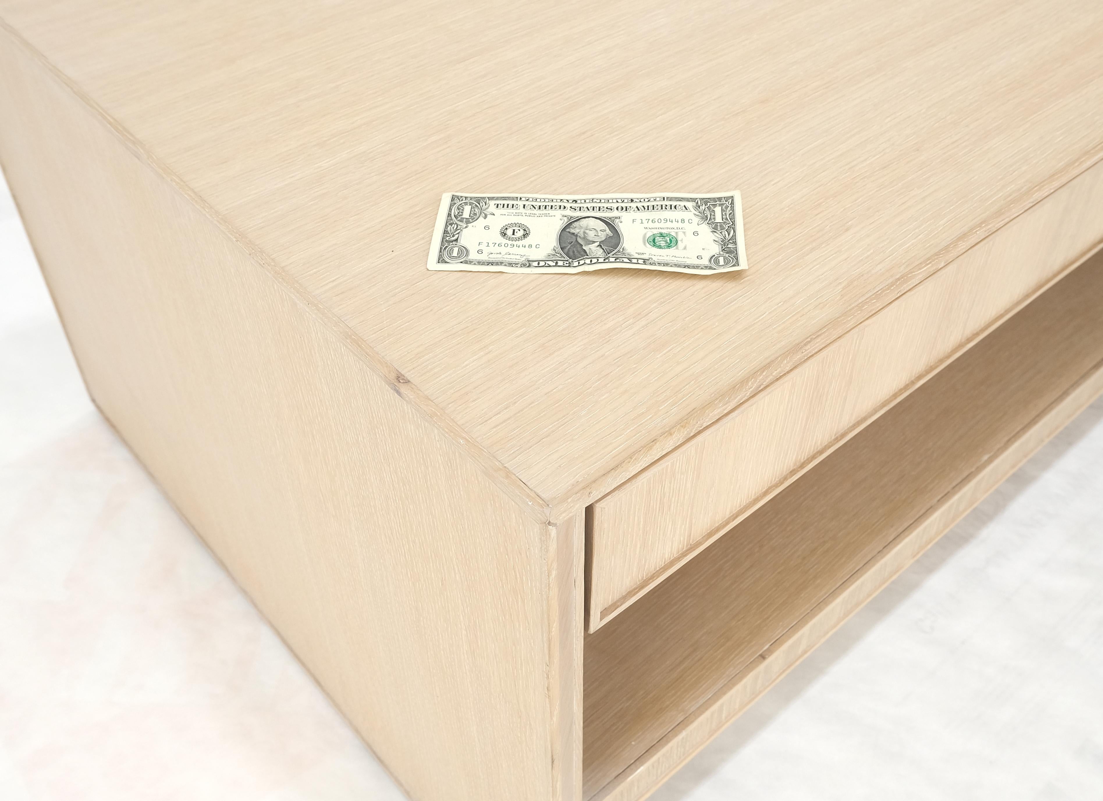 Table basse en chêne blanc cérusé Deux tiroirs Une étagère Table basse moderne du milieu du siècle MINT ! en vente 5