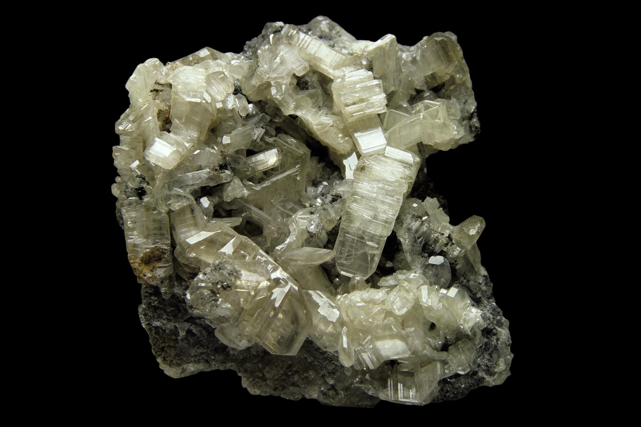 Aus der Tsumeb-Mine, Otavi-Bergland Distrikt, Oshikoto, Namibia

 

Komplexe Ansammlung hochreflektierender, glänzender, transparenter Cerussitkristalle in einem 60-Grad-Zwirnnetz  Formation. Abdeckung seiner Matrix in einer komplexen parallelen