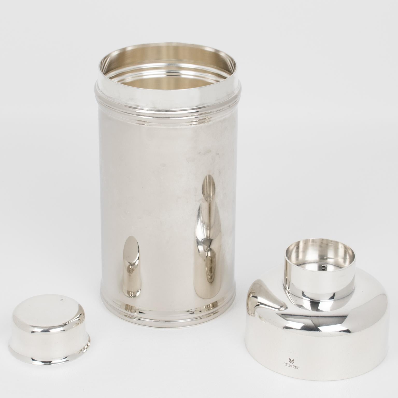 Questo shaker da cocktail modernista a tre sezioni è stato realizzato dal famoso argentiere Cesa 1882 in Italia negli anni Sessanta. Il bellissimo design modernista presenta un motivo geometrico e include un tappo e un filtro rimovibile. Il nome Cea