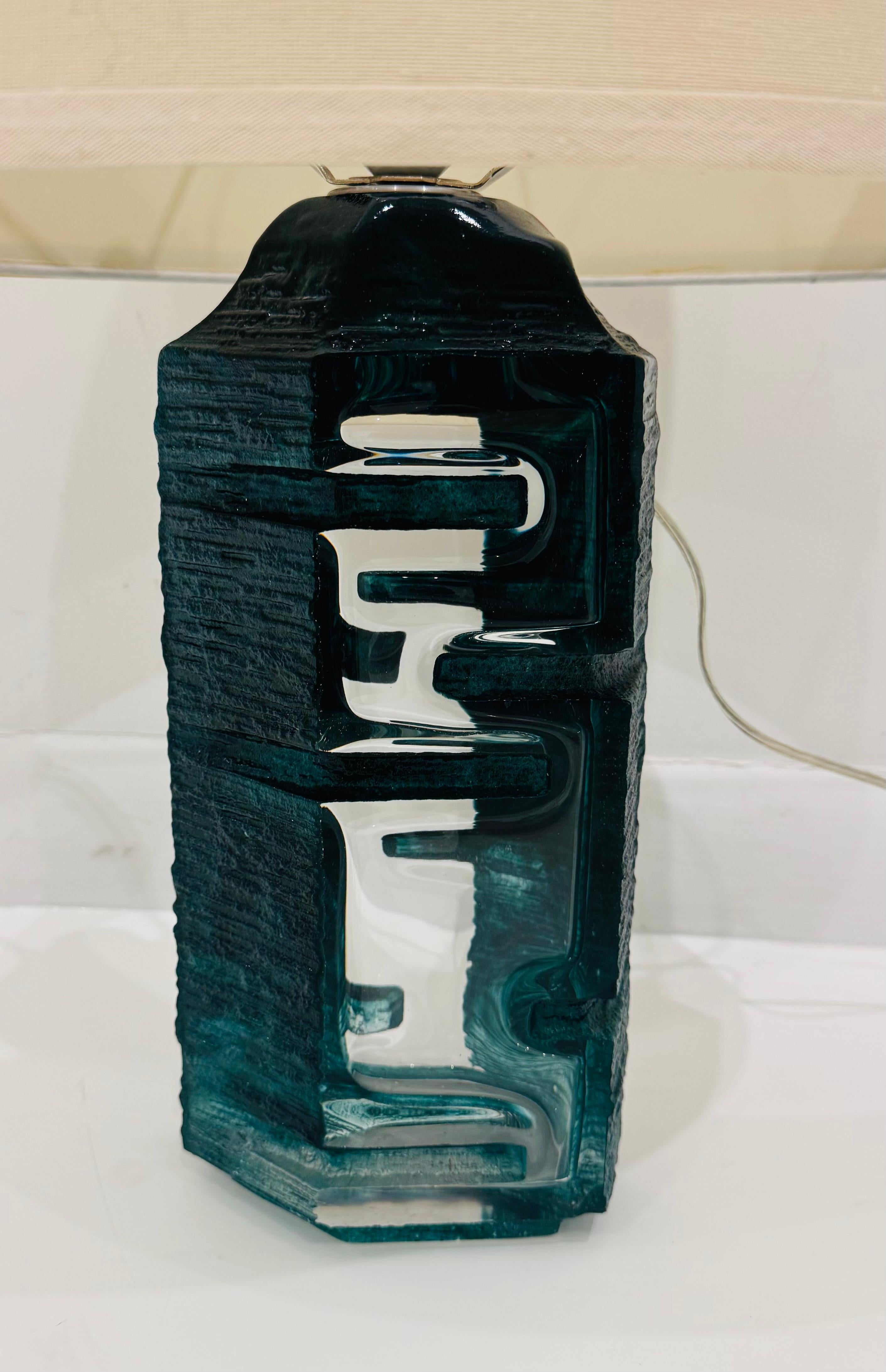 Una lussuosa lampada da tavolo in cristallo a blocchi pesanti di colore verde mare scuro, disegnata dall'artista francese Cesar Baldaccini per Daum.
Ricablato. 22