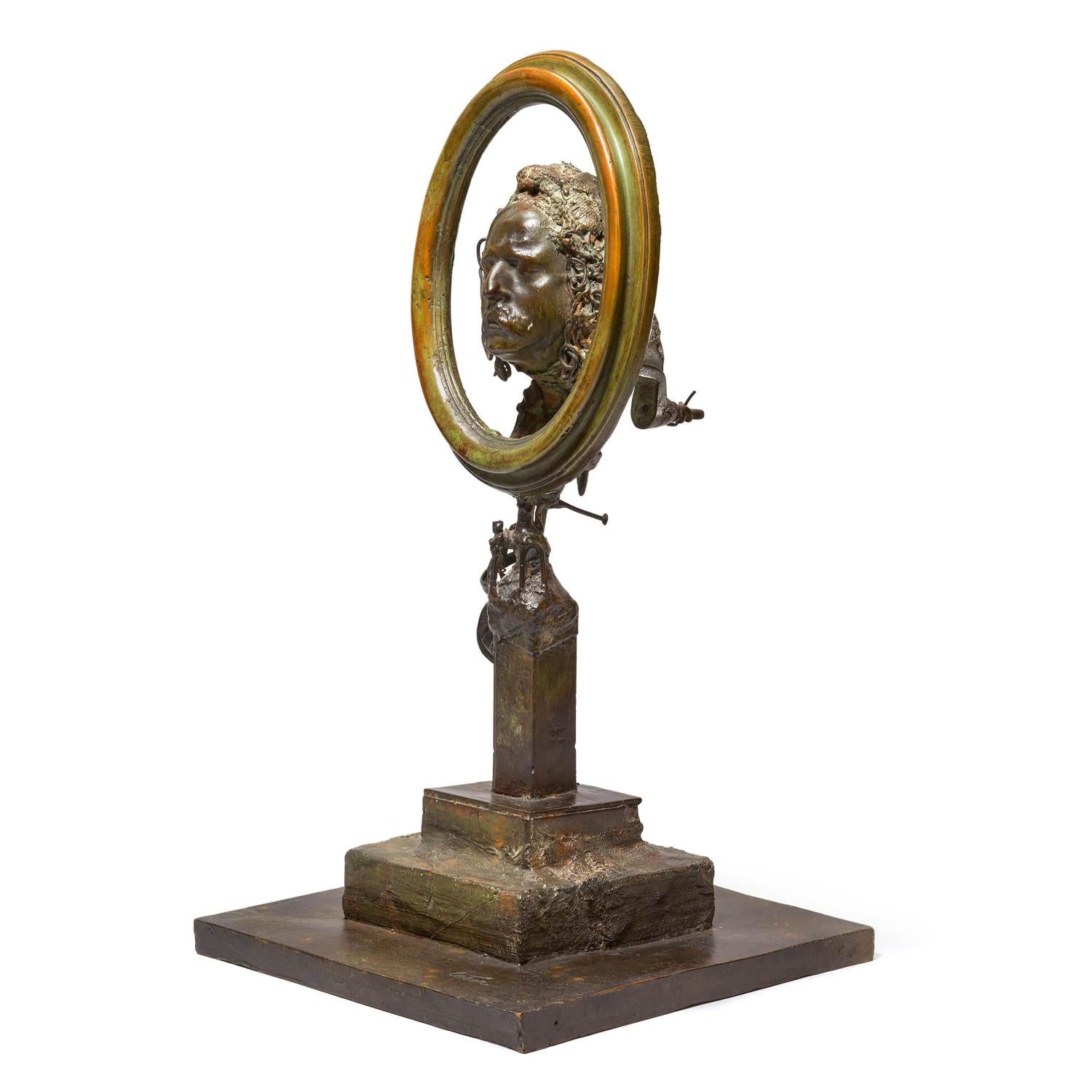 Autoportrait au cadre ovale - Figurative Sculpture Oro di César Baldaccini