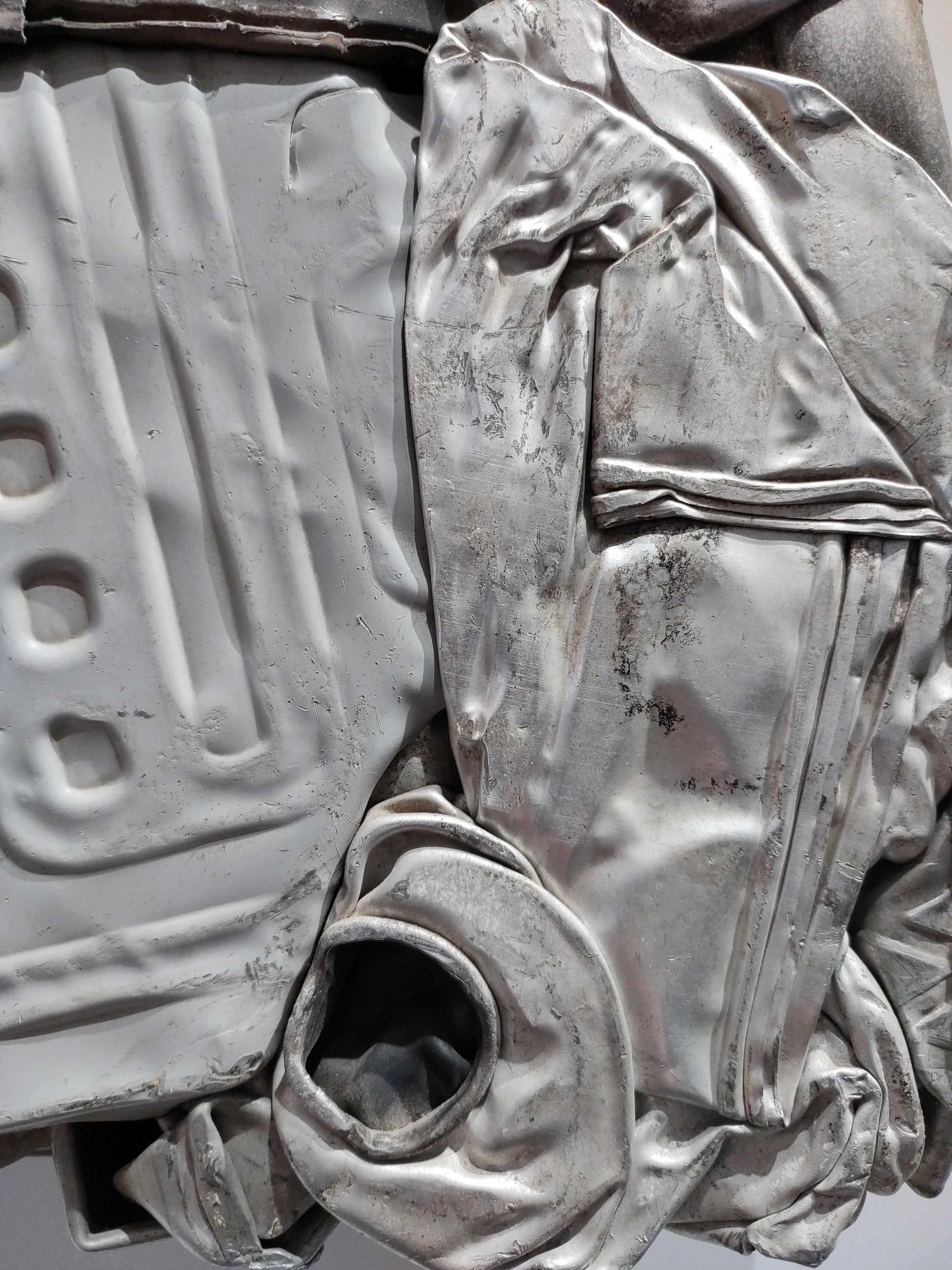 Grande Niçoise Compression de différents métaux fixés sur un panneau de bois Sculpture murale - Gris Abstract Sculpture par César Baldaccini