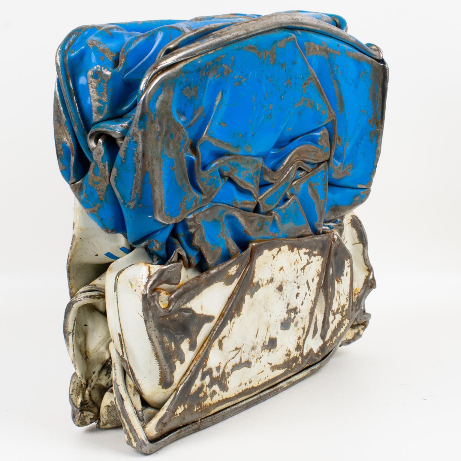 Cette étonnante sculpture abstraite française présente une compression d'éléments métalliques industriels. Ce design Whiting présente une peinture originale aux couleurs bleu et blanc avec des détails en métal brut. Chaque face offre une vue