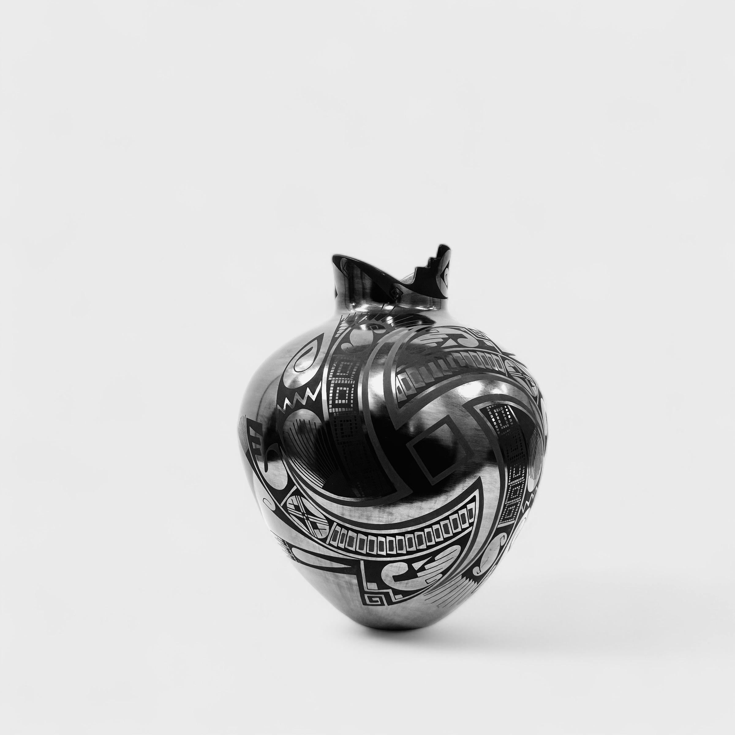 CESAR BUGARINI BLACK VASE - Sculpture by Cesar Bugarini