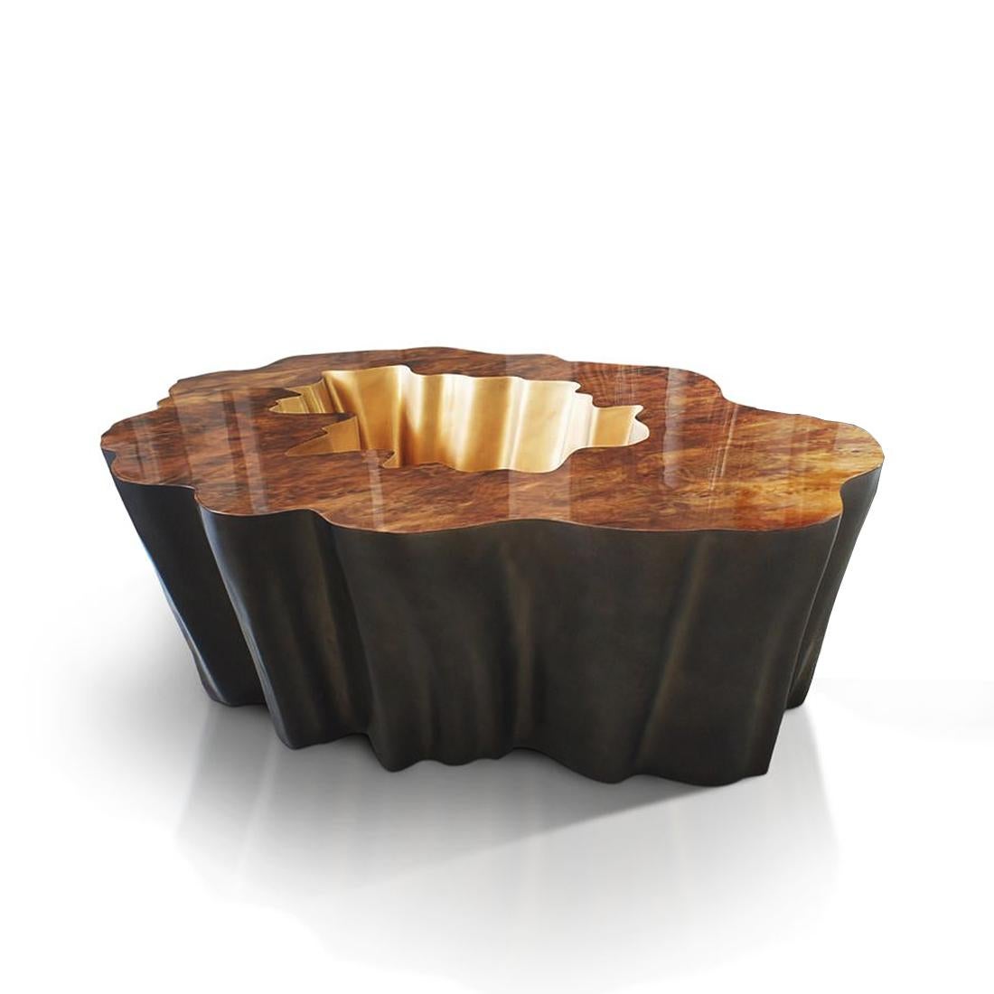 Coffee table Cesar dark with fiber glass base in dark
matte finish and with top in walnut wood. With carved
clear glass top.