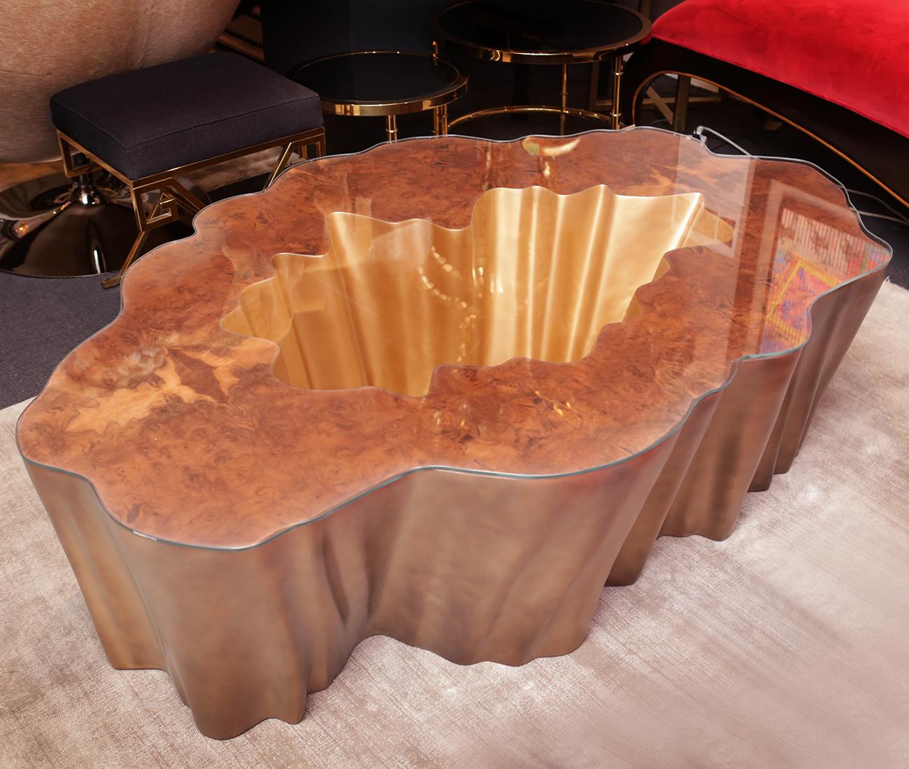 Coffee table Cesar gold with fiber glass base in gold
matte finish and with top in walnut wood. With carved
clear glass top.