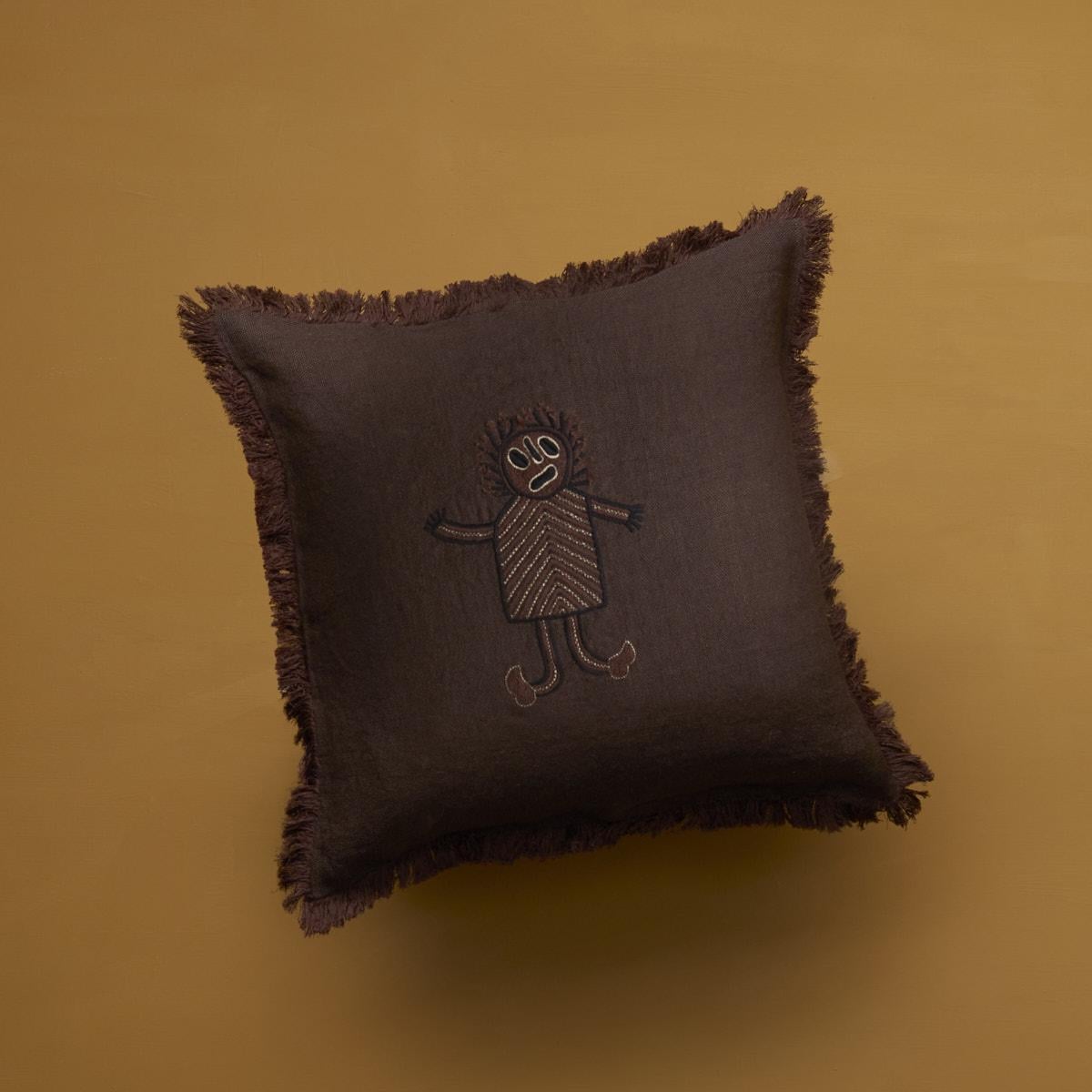 Cesar, your new best friend! Dark brown cushion cover with a tone on tone handmade figure and crafted from fine linen. Also the tone on tone fringe border is made by hand. Duck feather fillers can be ordered seperately. 
100% linen. 
Size 50 x 50