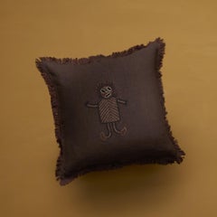 César, Cojín de Lino Marrón Hecho a Mano con Marioneta Bordada