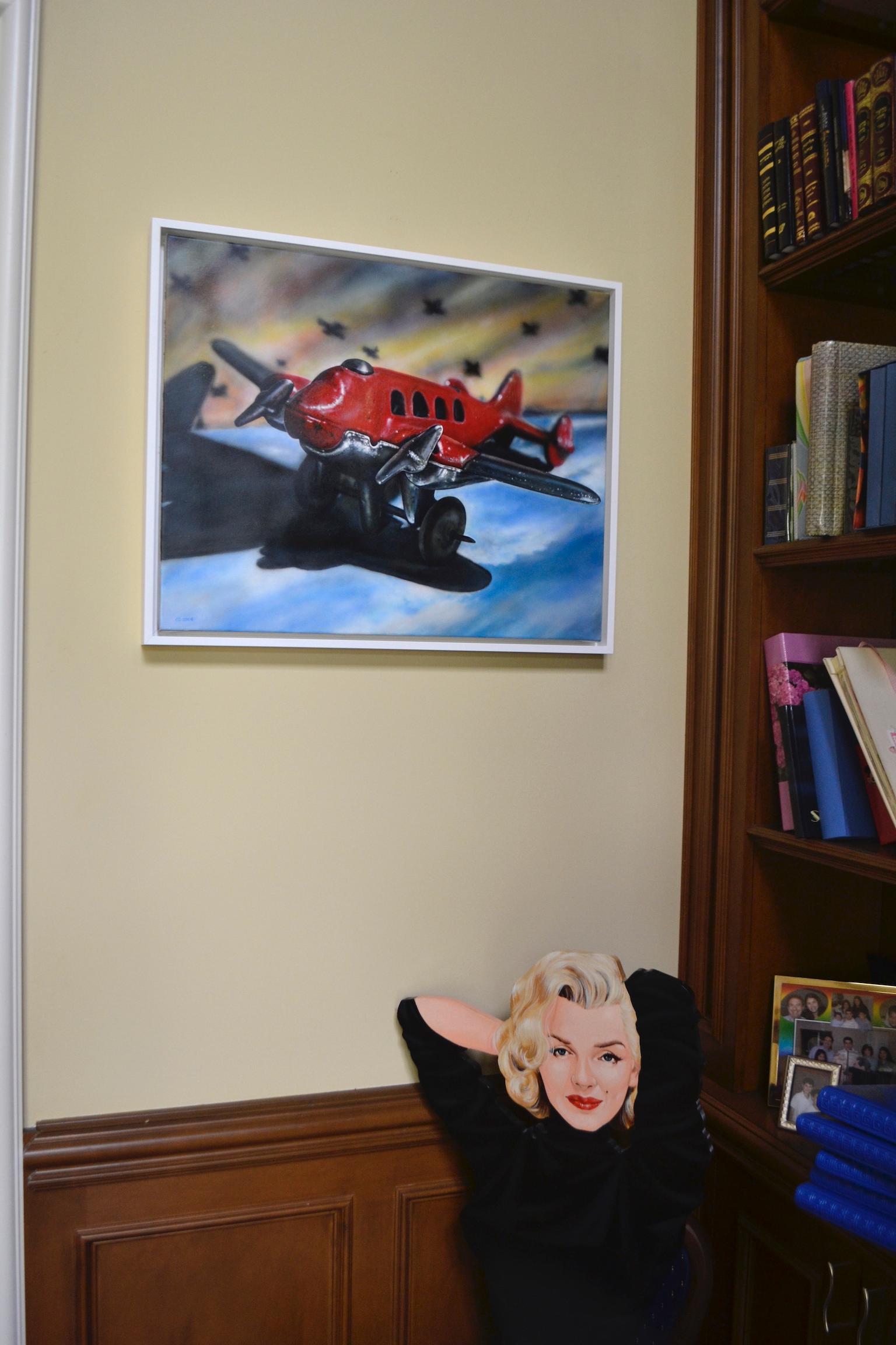 Toy Airplane -- Original Ölgemälde -- Bitte sehen Sie sich das beigefügte Video an (Grau), Interior Painting, von Cesar J. Santander