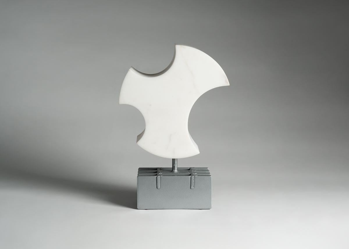 Avec cette captivante sculpture en marbre blanc, Cesare Arduini poursuit son exploration magistrale de l'espace, son jeu sur l'équilibre entre espace positif et négatif.

Pièce unique.