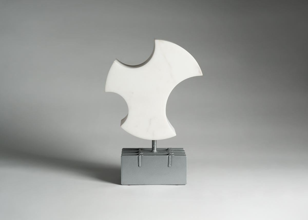 Con questa accattivante scultura in marmo bianco, Cesare Arduini ha continuato la sua magistrale esplorazione dello spazio, il suo gioco di equilibrio tra spazio positivo e negativo.

Pezzo unico.